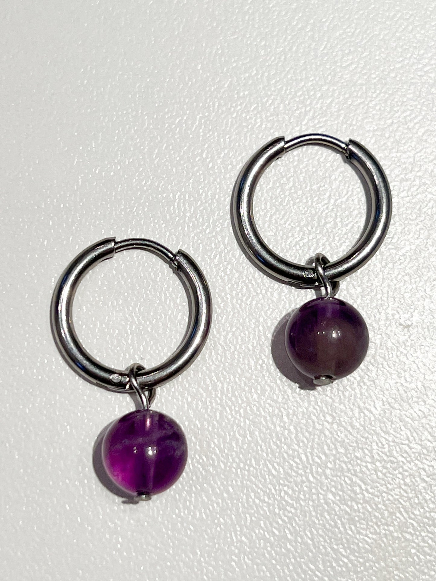 Boucles créoles en acier inoxydable argenté avec améthyste – Bijou raffiné et durable