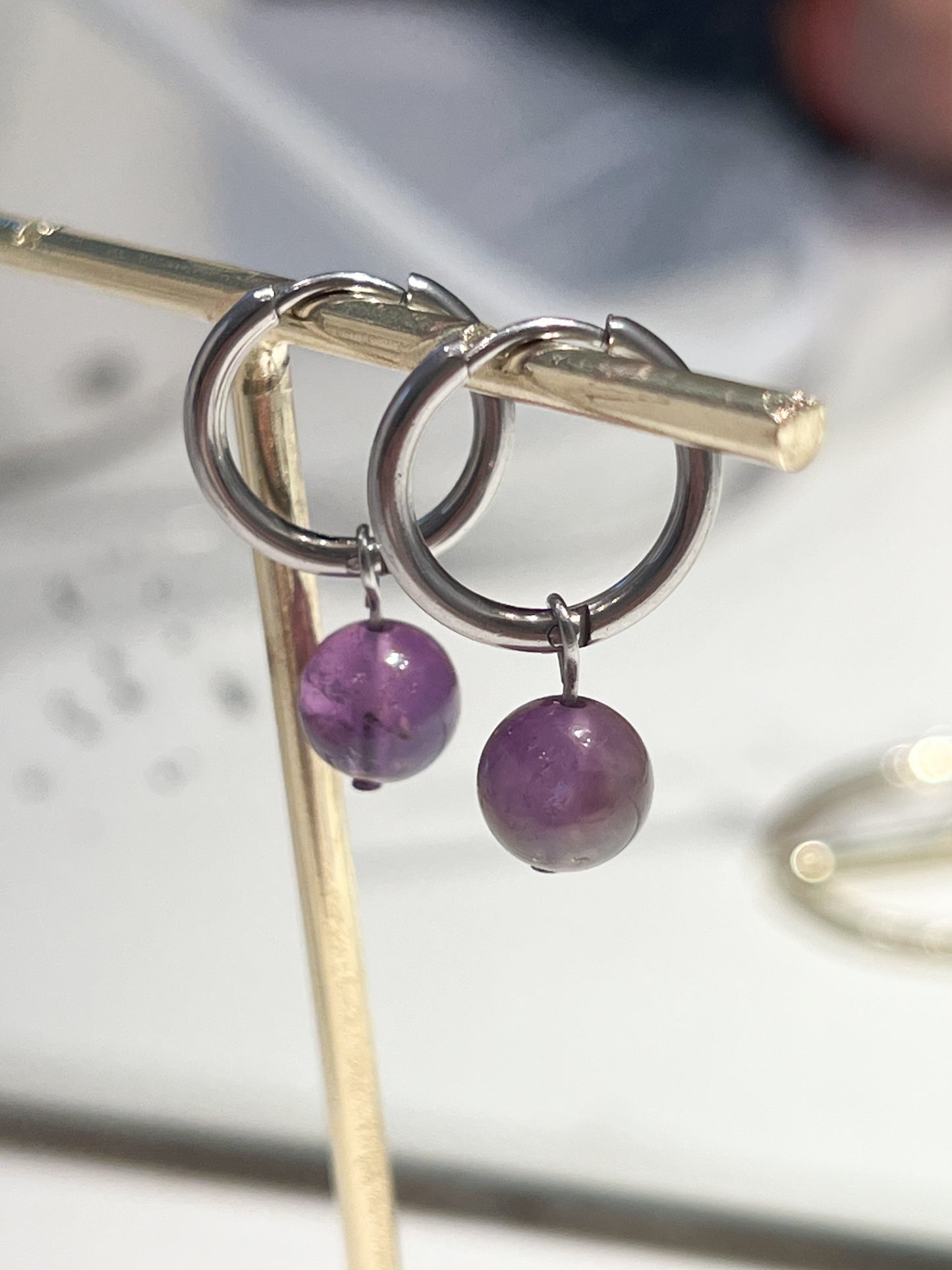 Boucles créoles en acier inoxydable argenté avec améthyste – Bijou raffiné et durable