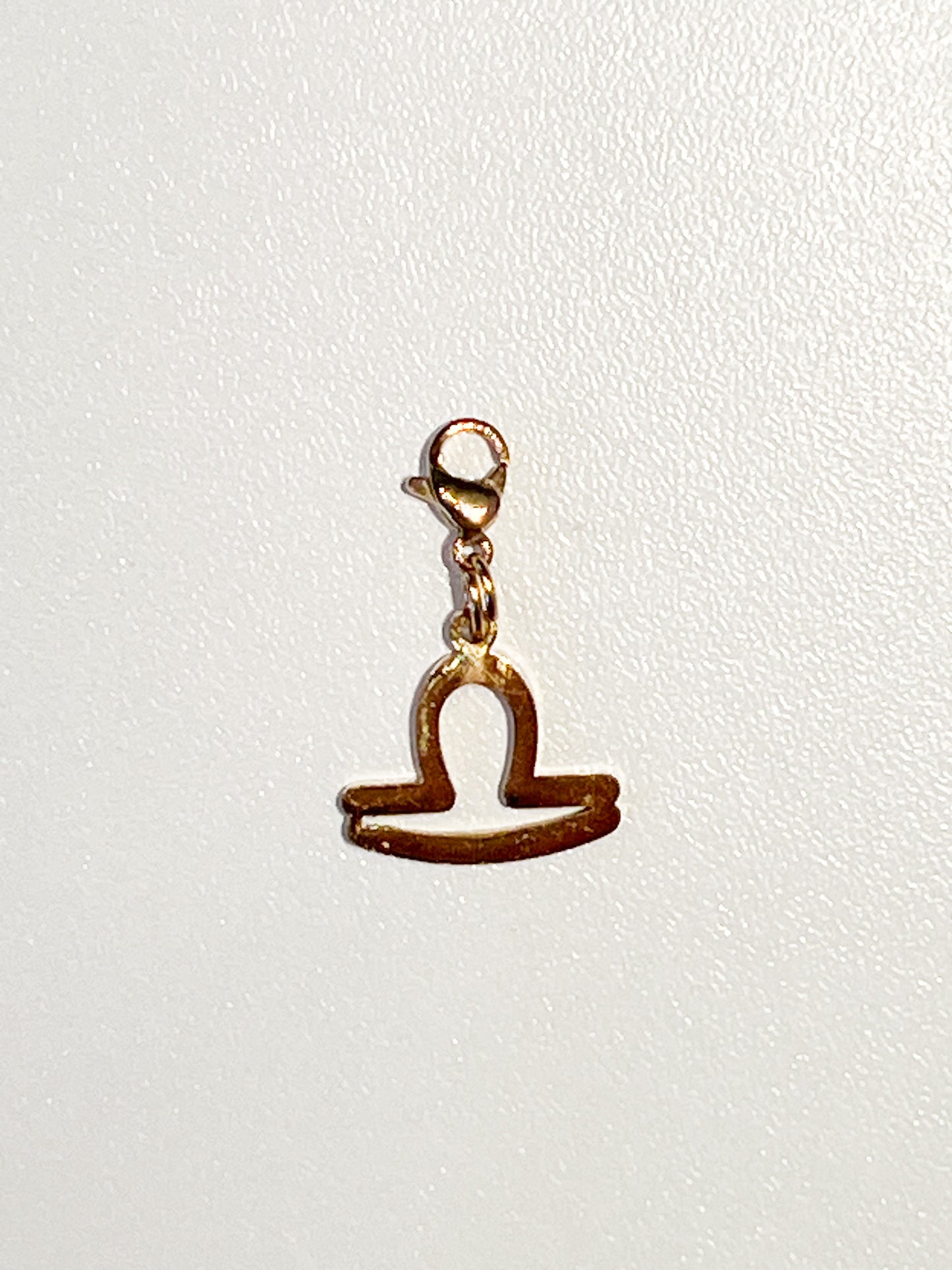 Charm Astrologique Balance Doré – Bijou en Acier Inoxydable Durable