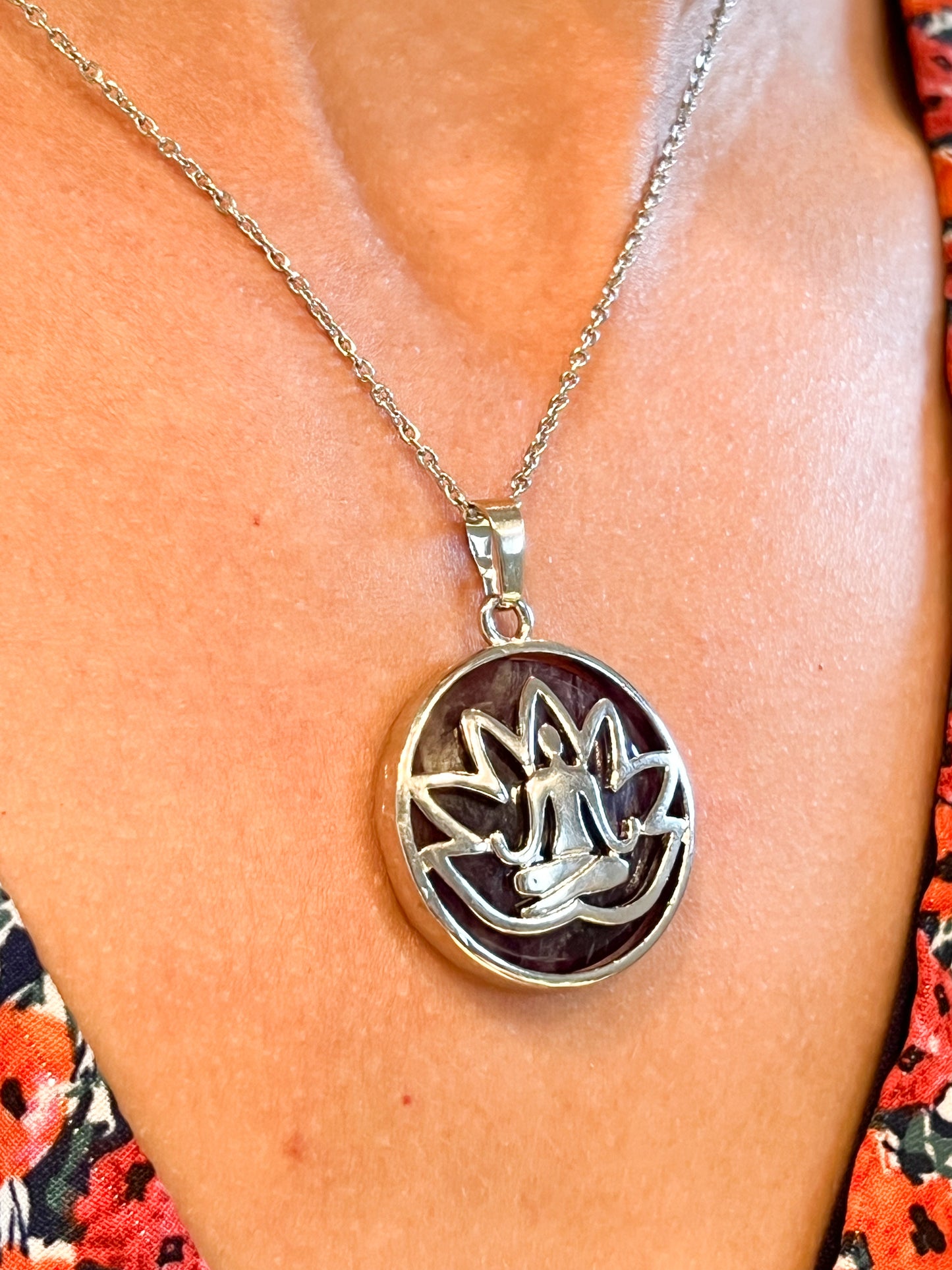 Collier en améthyste et acier inoxydable avec motif lotus et Bouddha – Énergie et spiritualité
