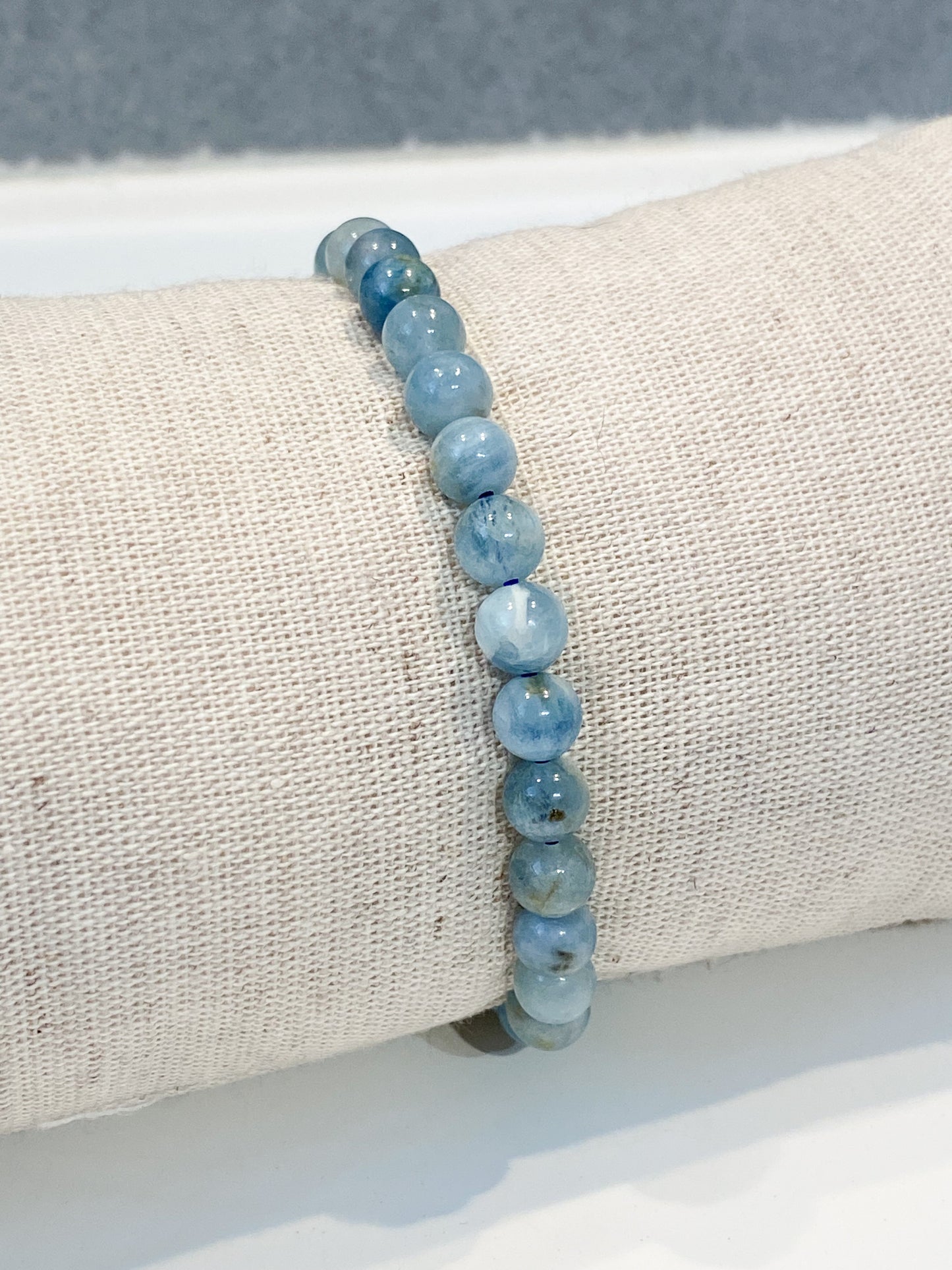 Bracelet Aigue Marine 6mm : La Beauté Calmante des Pierres Naturelles