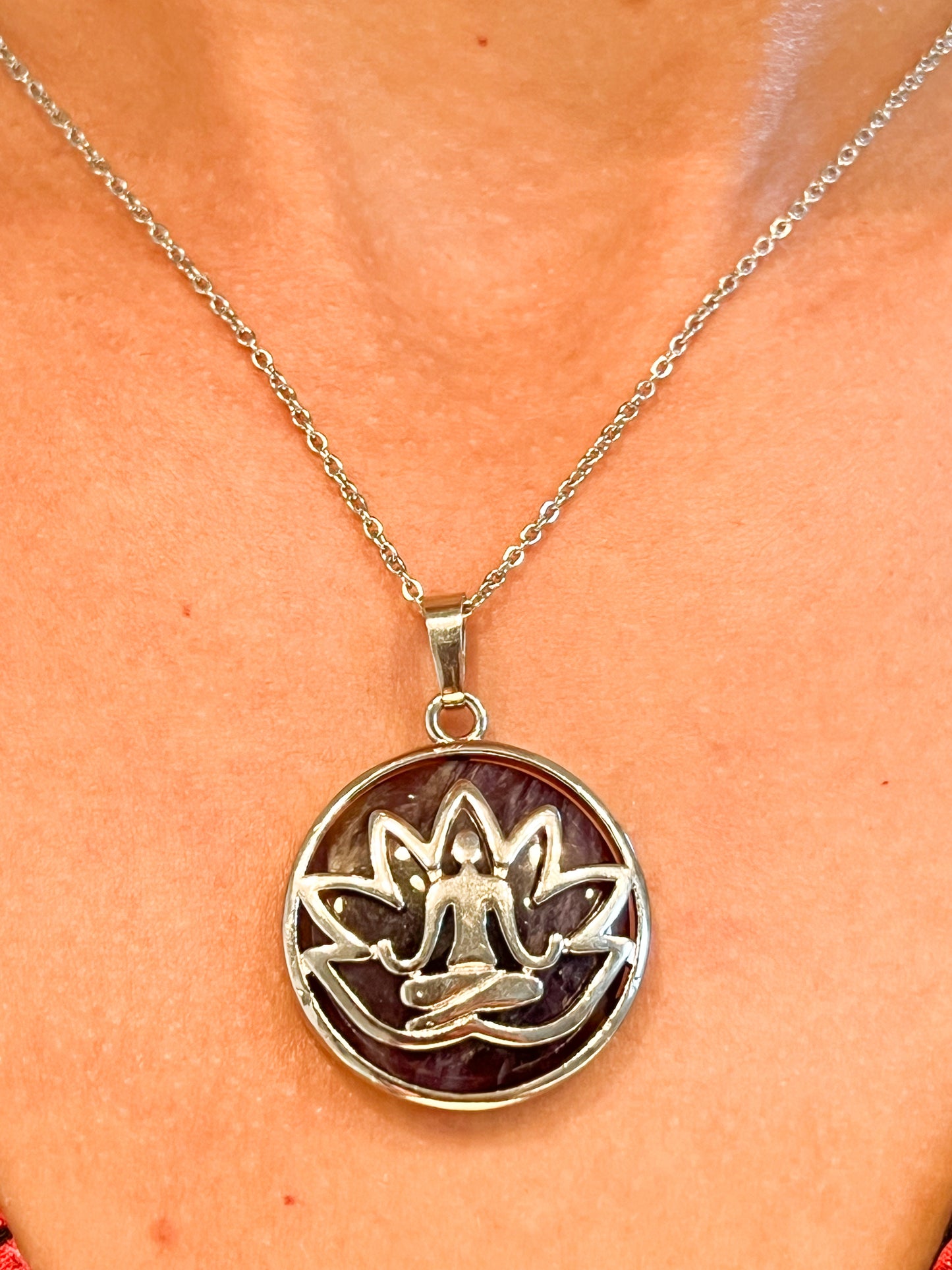Collier en améthyste et acier inoxydable avec motif lotus et Bouddha – Énergie et spiritualité