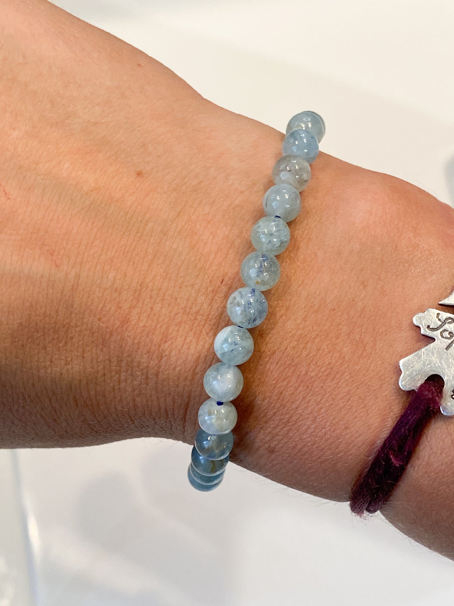 Bracelet Aigue Marine 6mm : La Beauté Calmante des Pierres Naturelles