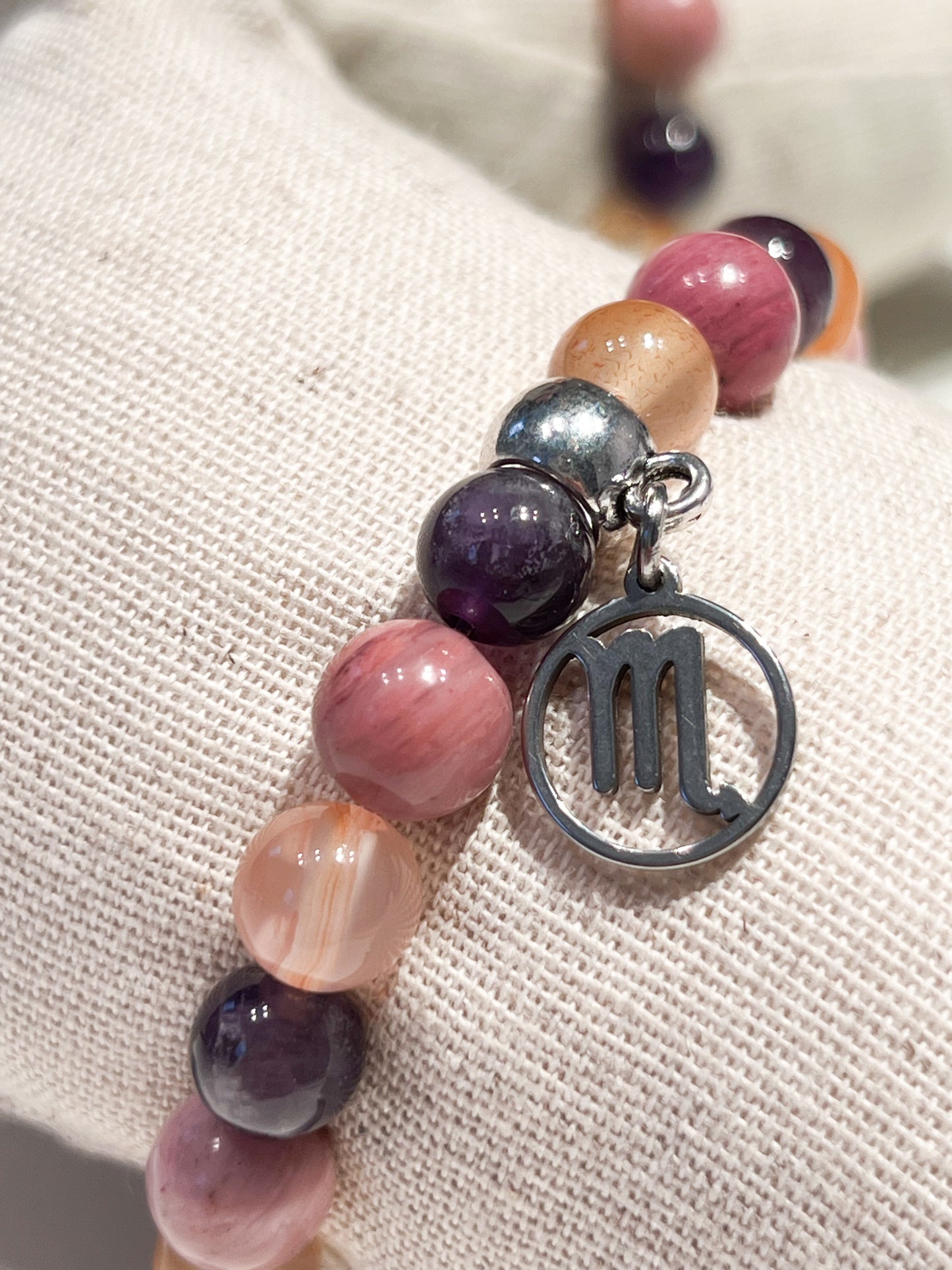 Bracelet astrologique Scorpion – Cornaline, améthyste et rhodochrosite pour énergie et protection