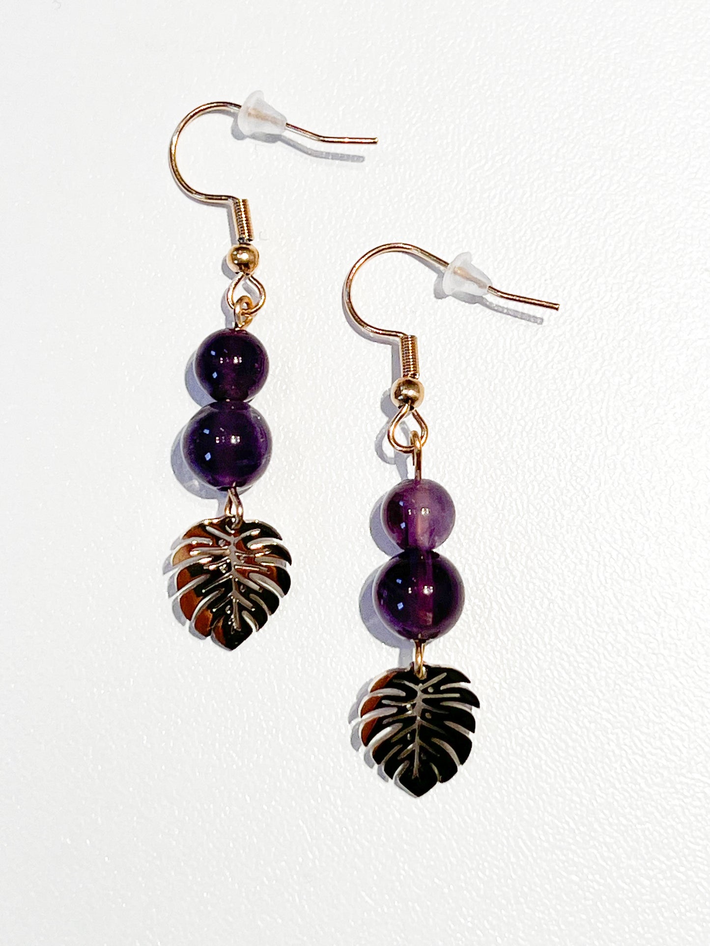 Boucles d'Oreilles en Acier Inoxydable Doré avec Améthyste et Feuille – Style Raffiné
