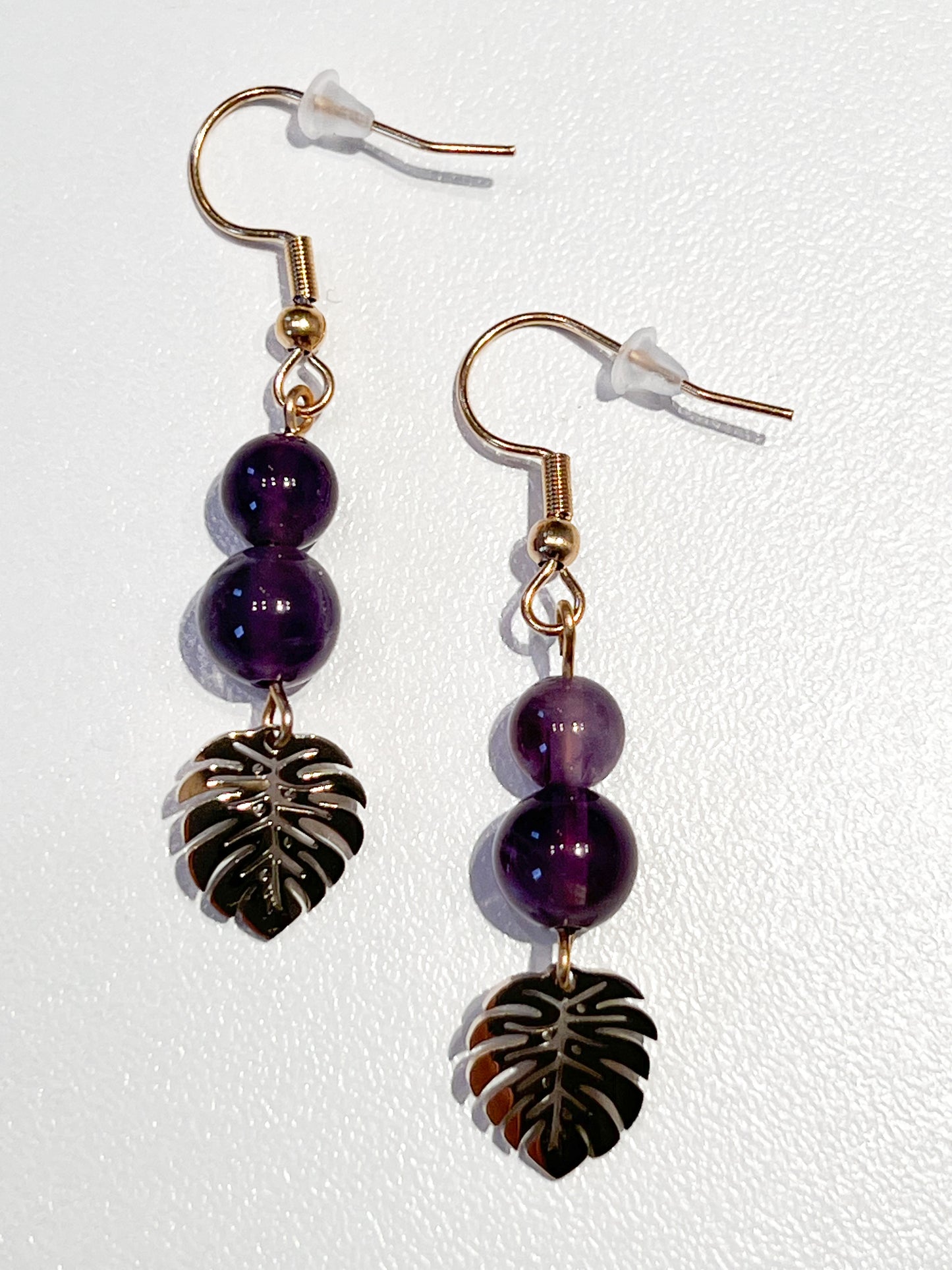 Boucles d'Oreilles en Acier Inoxydable Doré avec Améthyste et Feuille – Style Raffiné