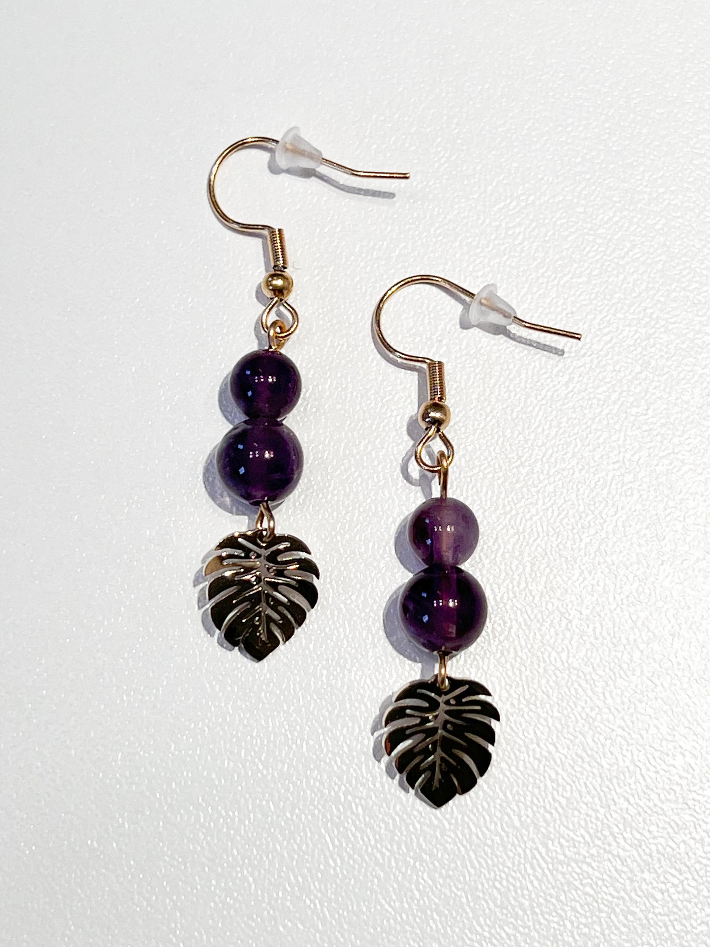 Boucles d'Oreilles en Acier Inoxydable Doré avec Améthyste et Feuille – Style Raffiné