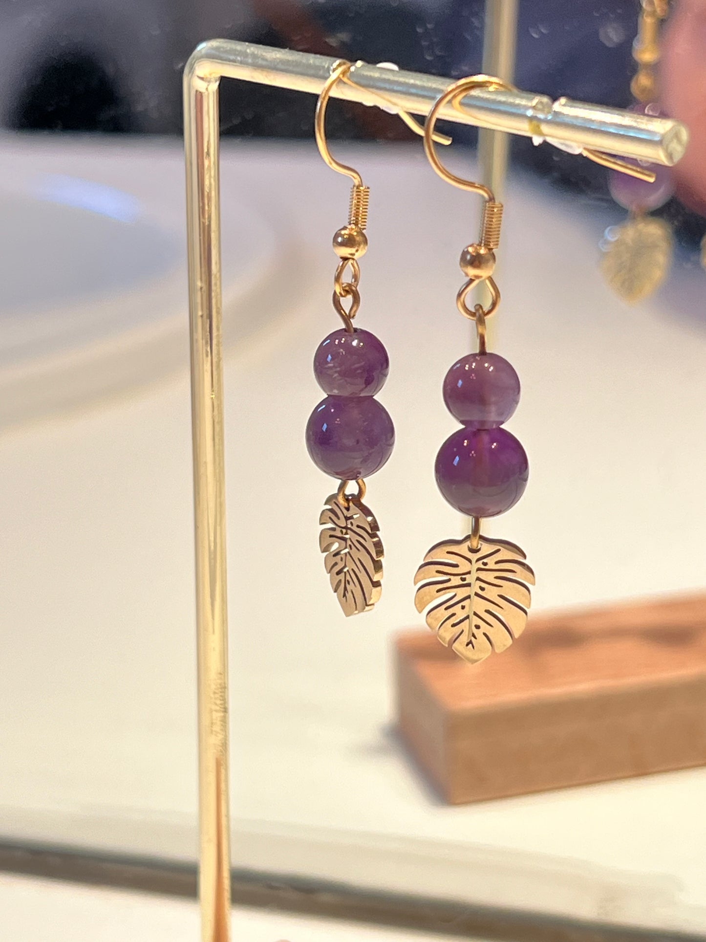 Boucles d'Oreilles en Acier Inoxydable Doré avec Améthyste et Feuille – Style Raffiné