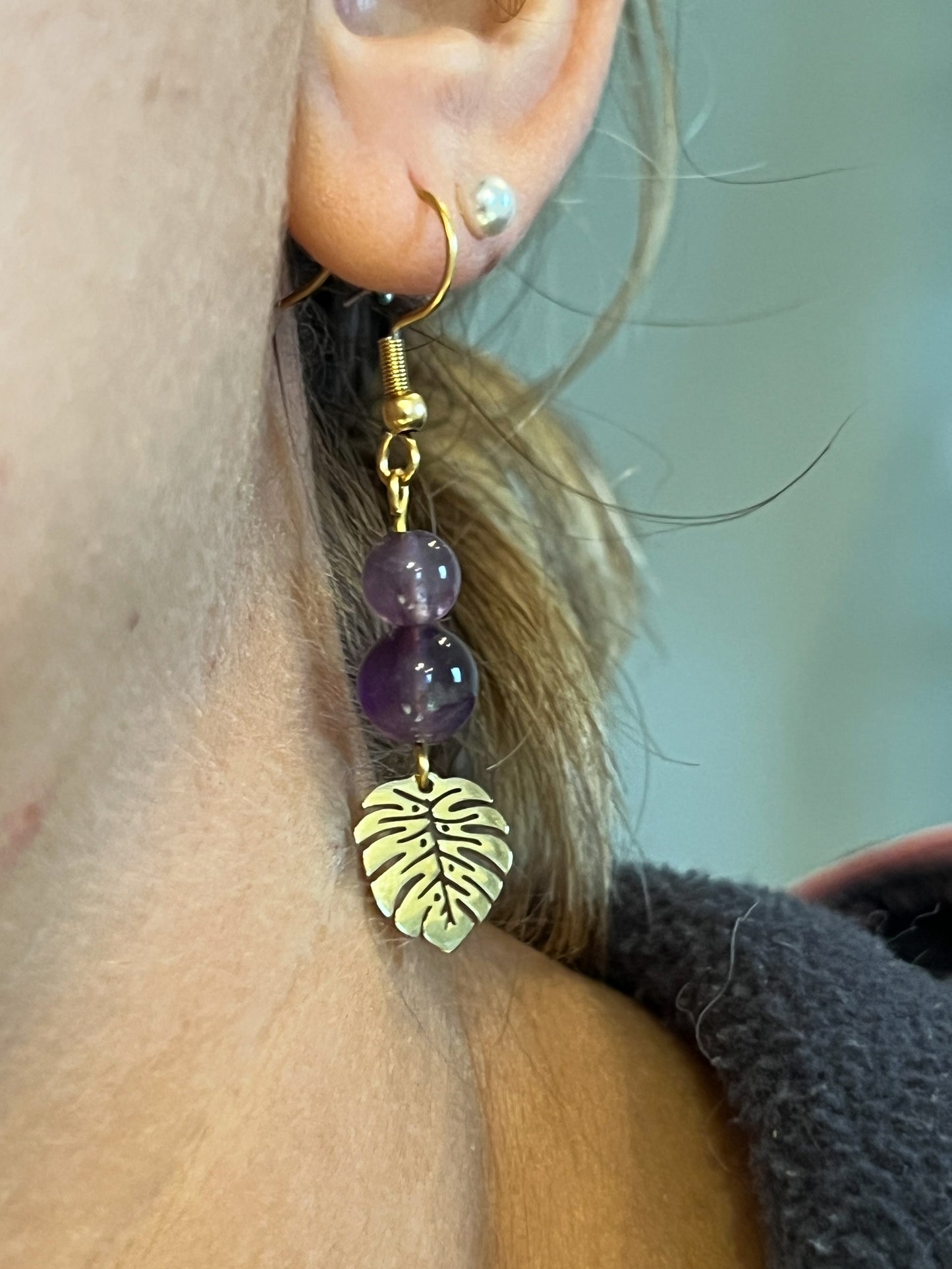 Boucles d'Oreilles en Acier Inoxydable Doré avec Améthyste et Feuille – Style Raffiné