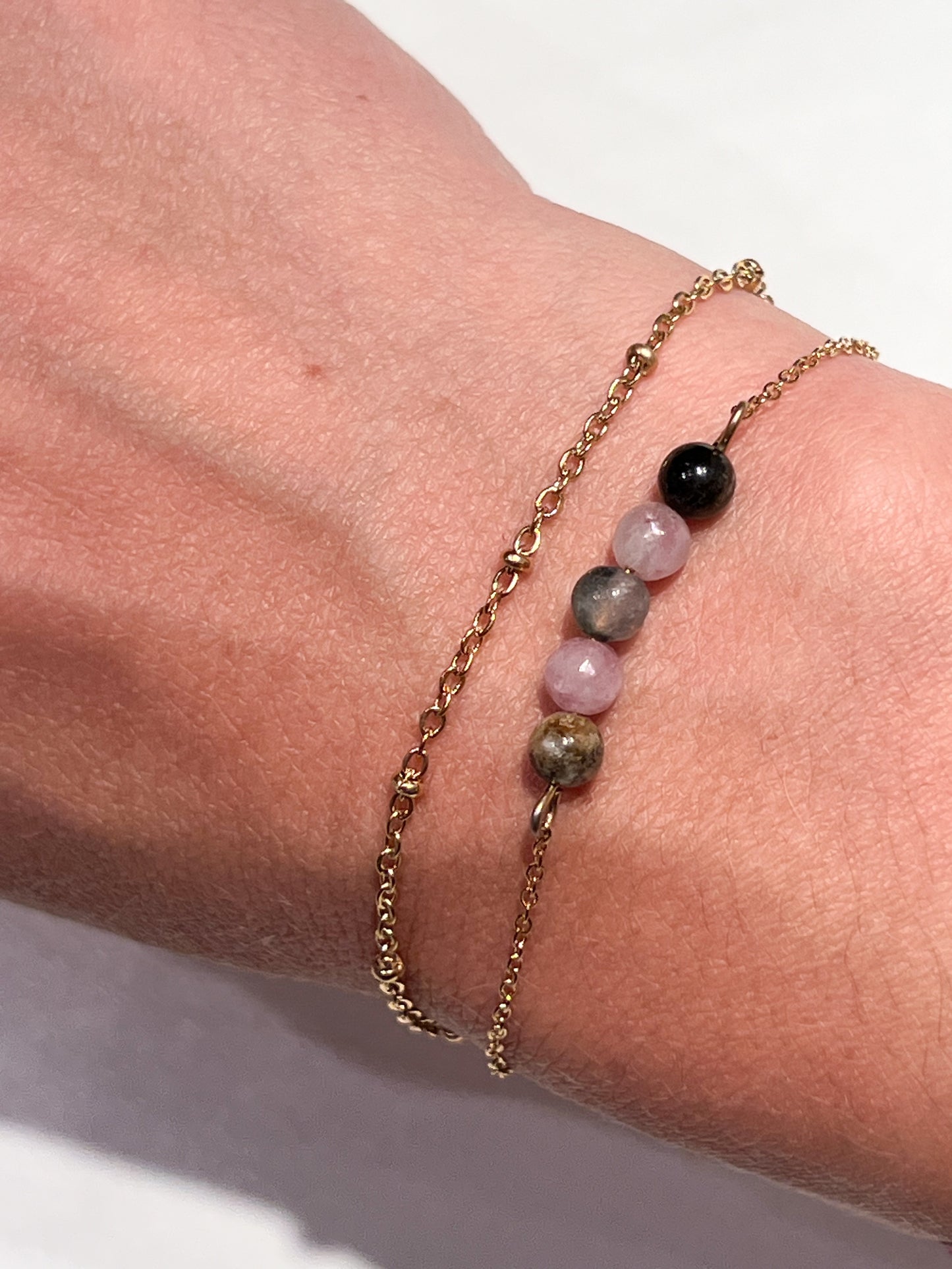 Bracelet Double Rang en Tourmaline et Acier Inoxydable Doré – Élégance et Protection