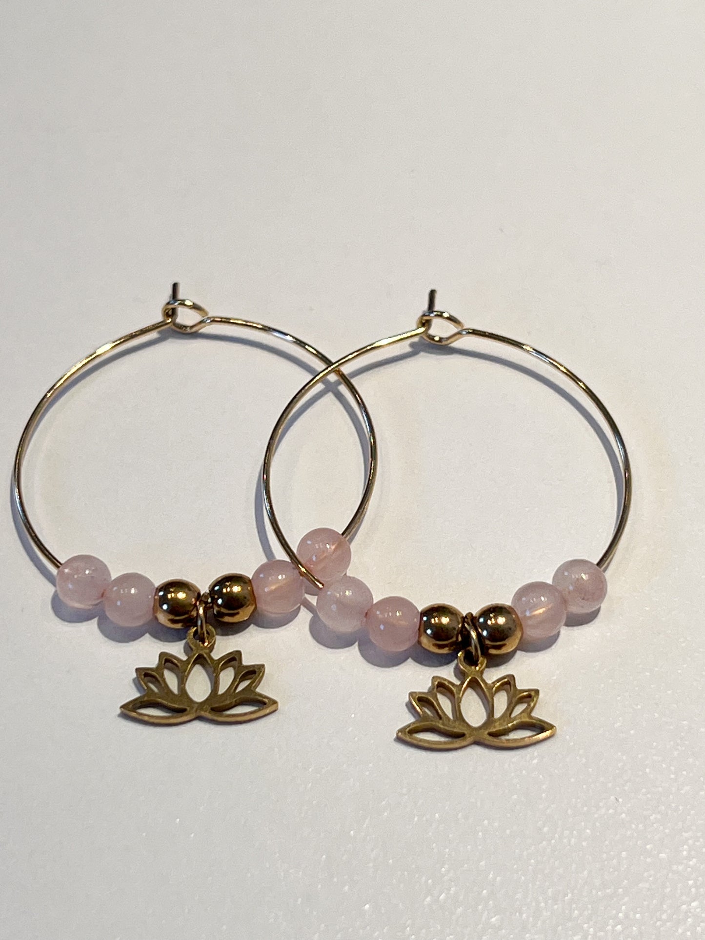 Créoles en Quartz Rose et Acier Doré Inoxydable – Alliez Style et Bienfaits