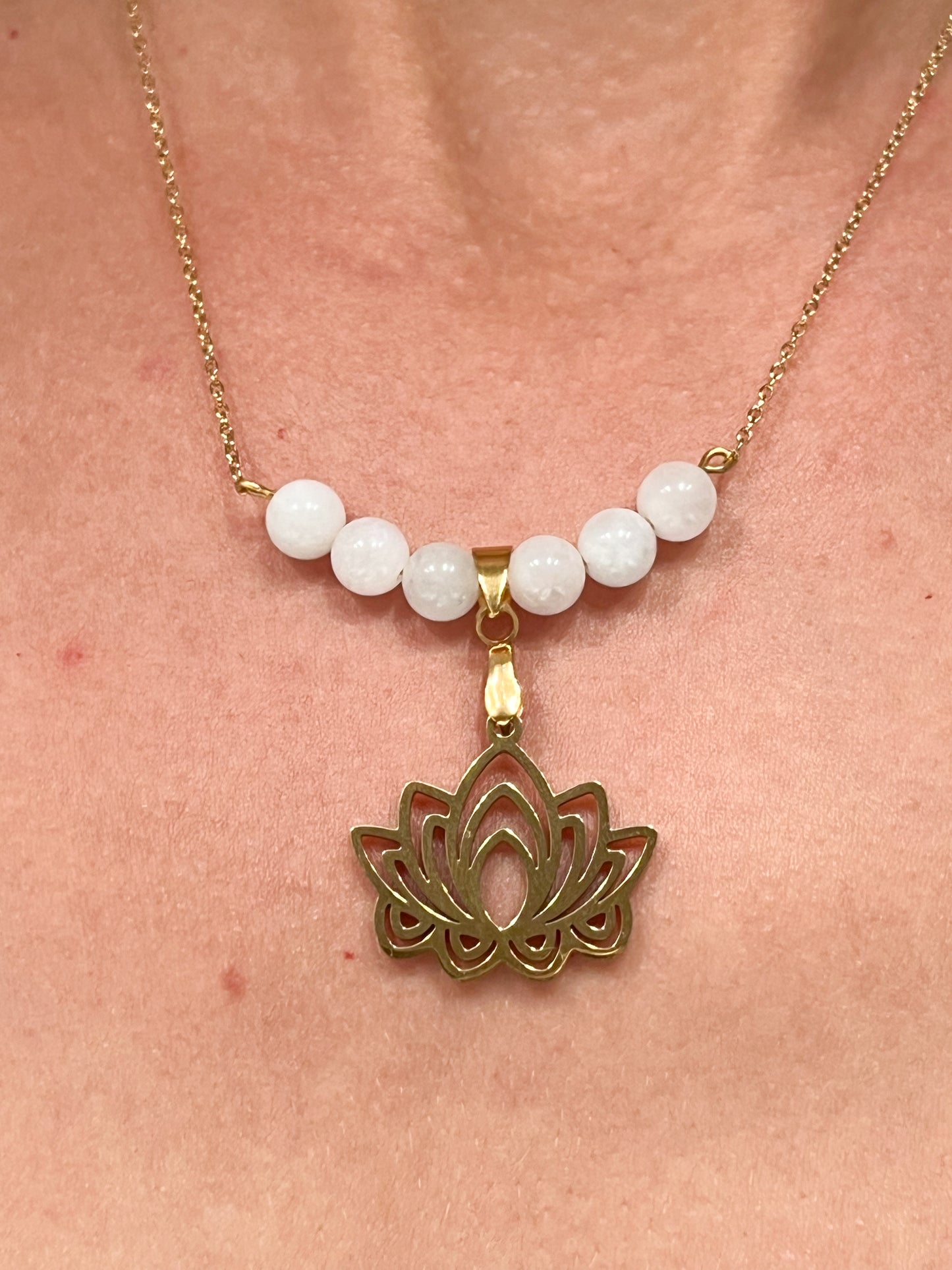 Collier en Pierre de Lune et Lotus Doré : Bijou Raffiné en Acier Inoxydable