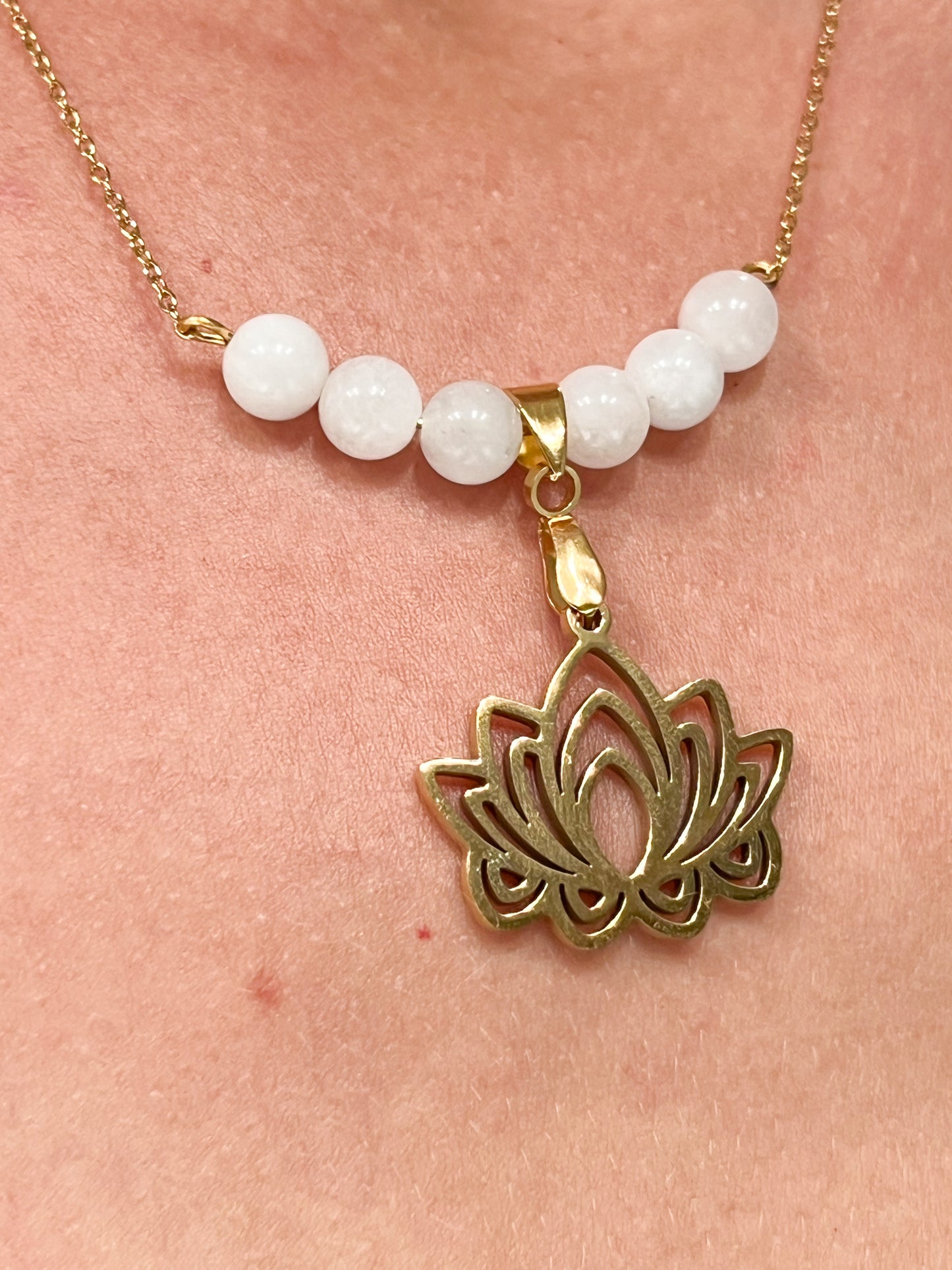 Collier en Pierre de Lune et Lotus Doré : Bijou Raffiné en Acier Inoxydable