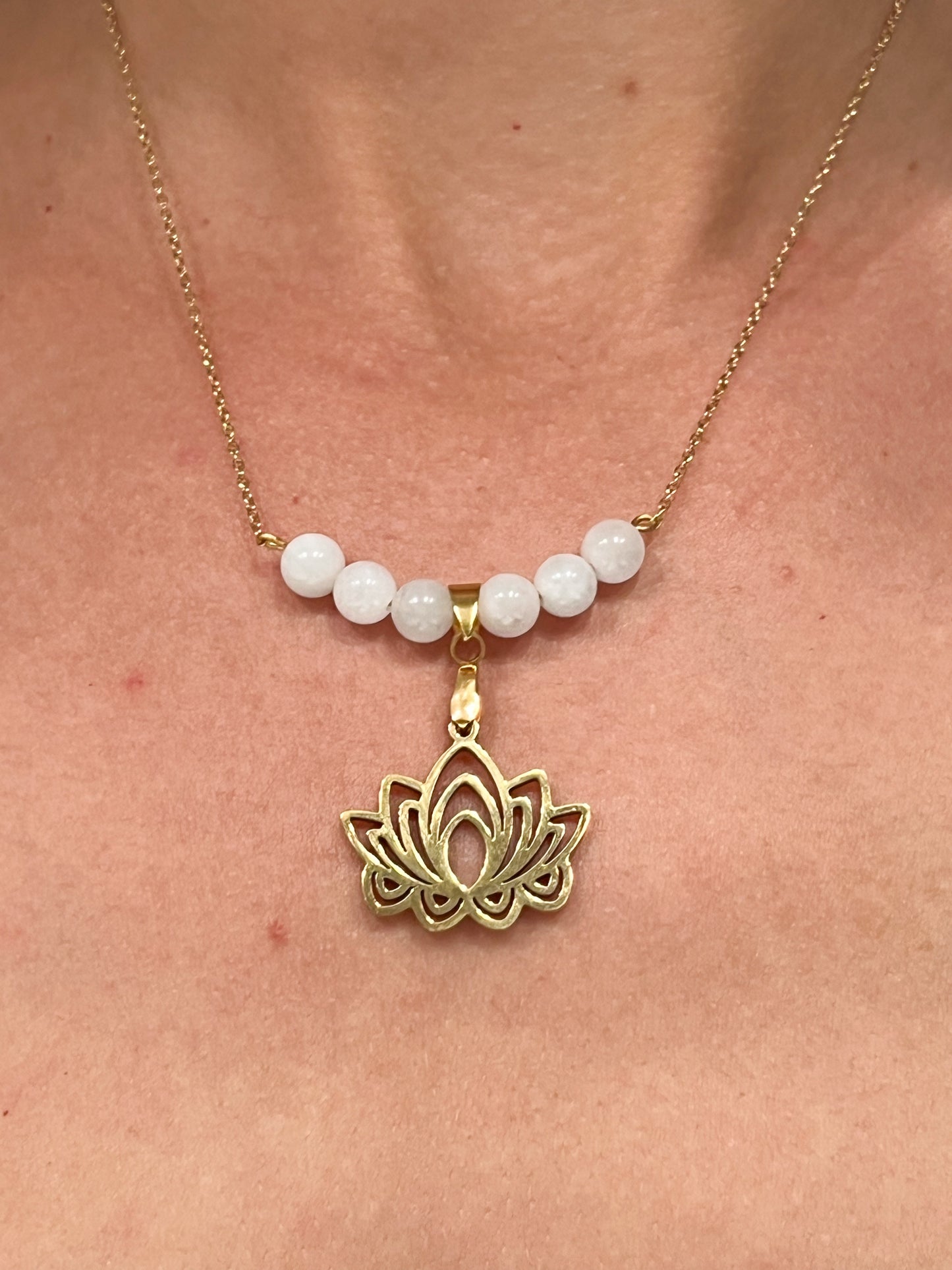 Collier en Pierre de Lune et Lotus Doré : Bijou Raffiné en Acier Inoxydable