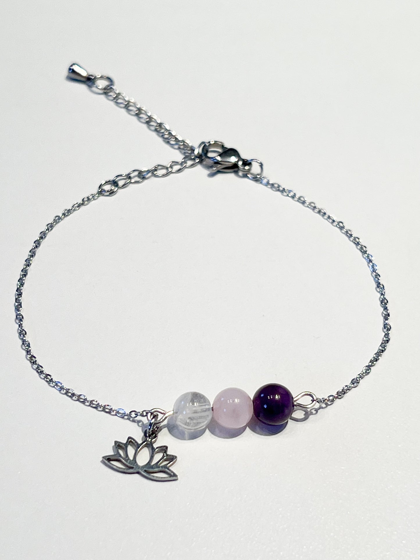 Bracelet anti-anxiété en cristal de roche, quartz rose et améthyste : équilibre et sérénité naturelle