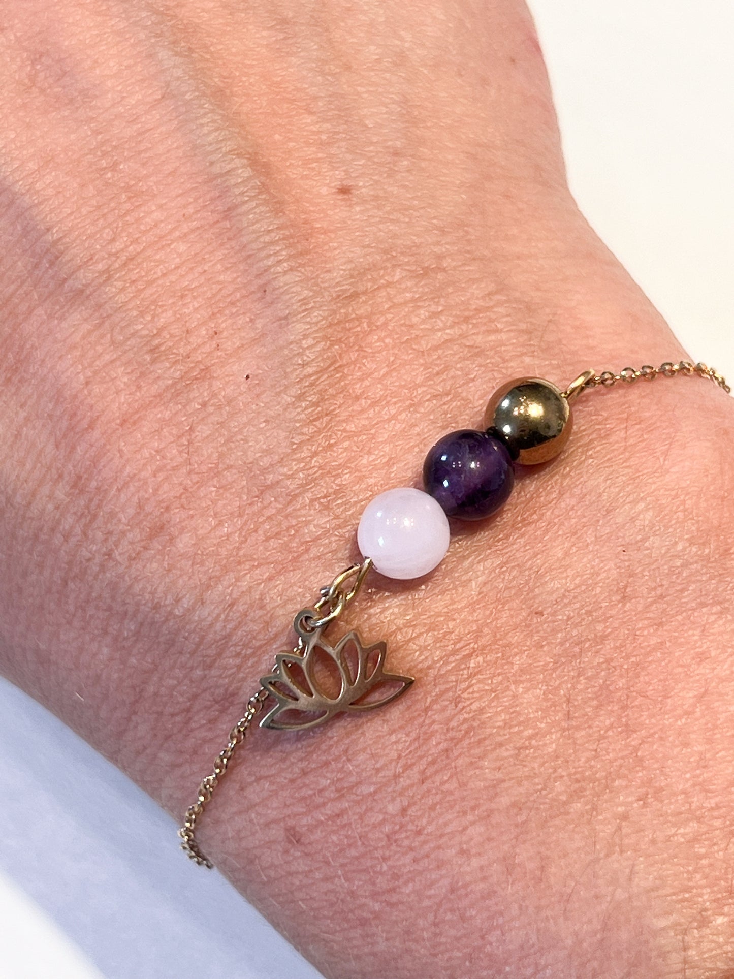 ✨ Bracelet Apaisant en Pierres Naturelles & Acier Doré – Énergie Douce & Lotus