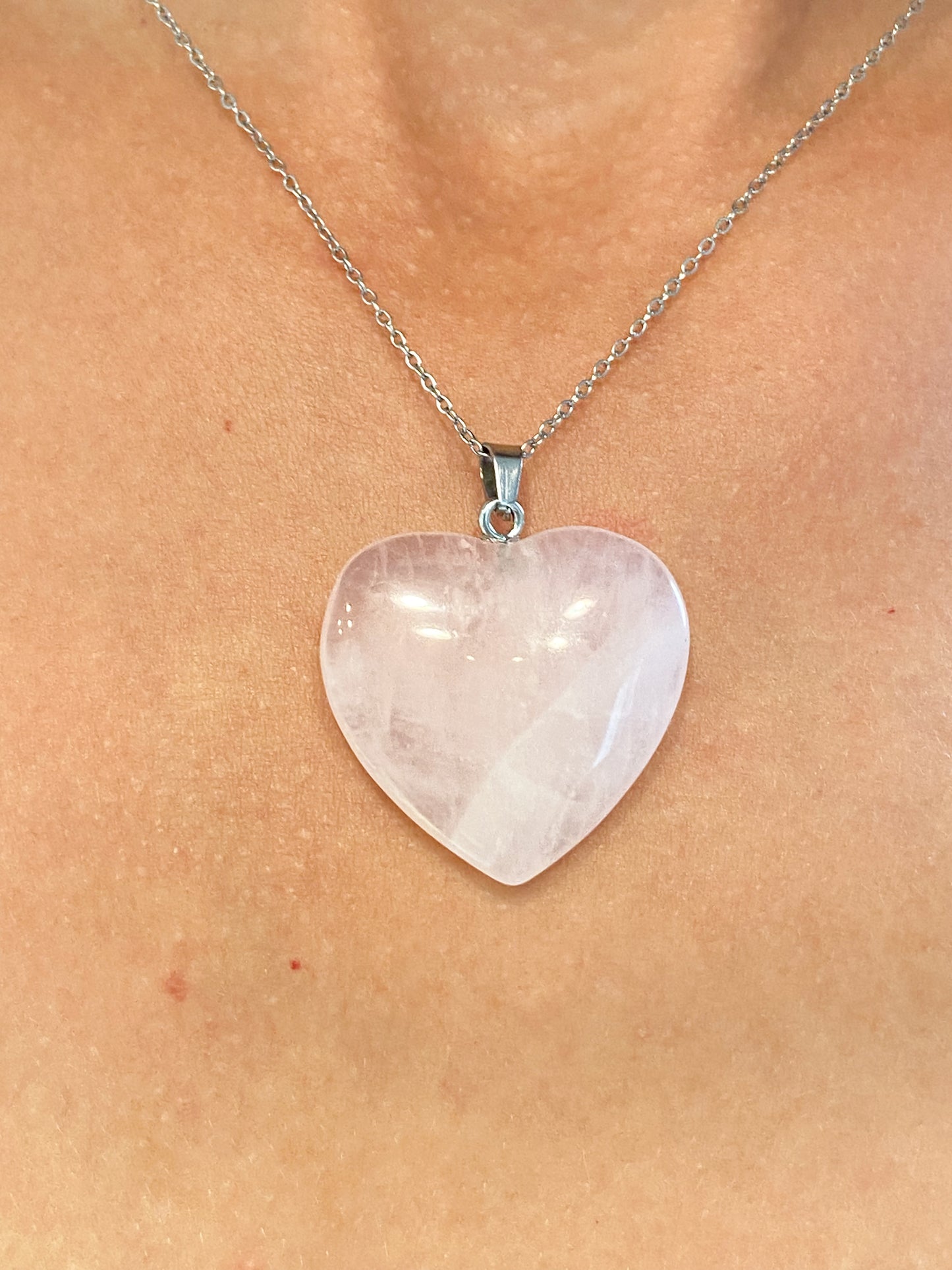 Collier en Quartz Rose et Acier Inoxydable : L'Amour Éternel Incarné dans un Bijou