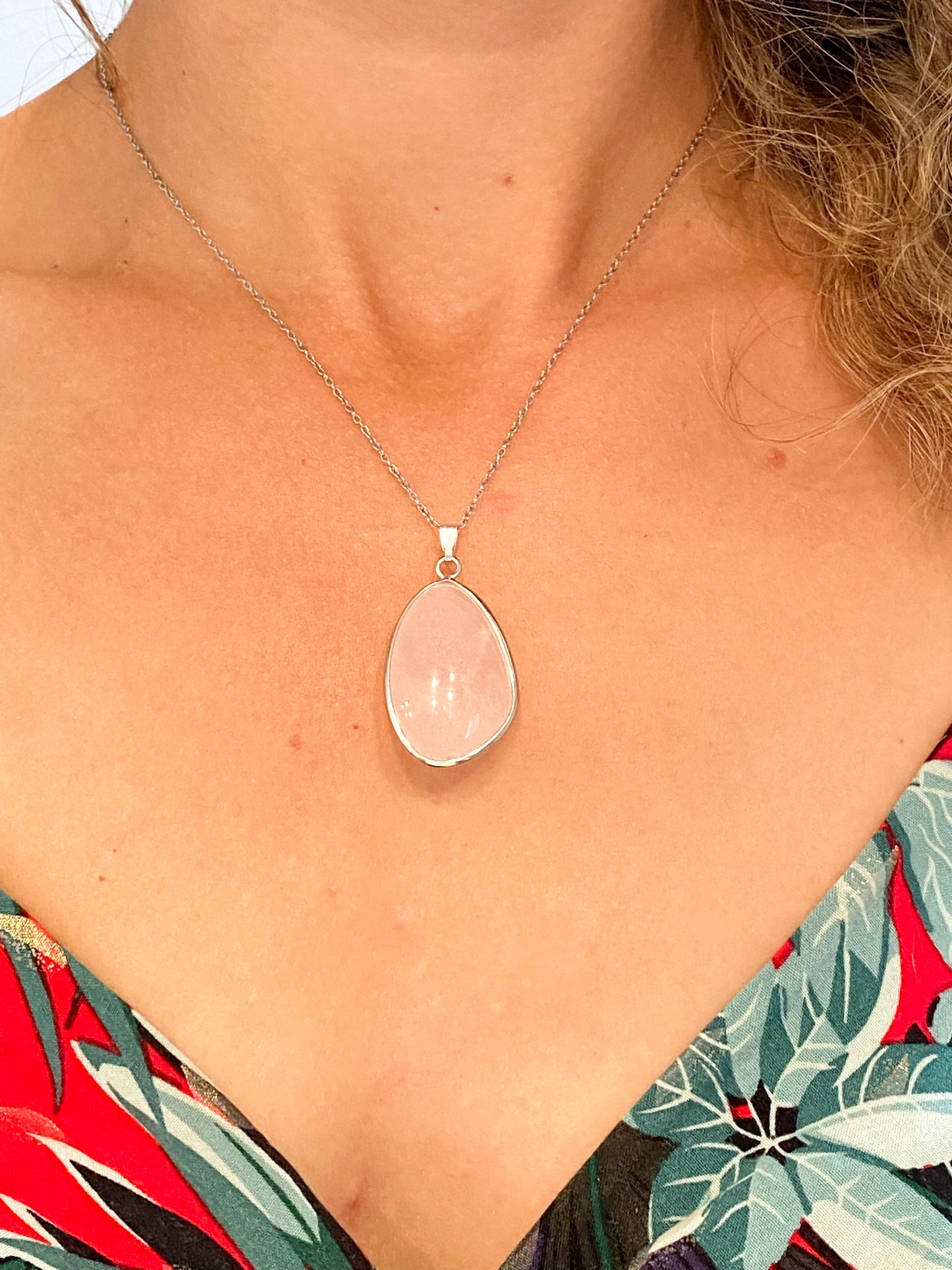 Collier en acier inoxydable avec quartz rose : élégance et résistance pour un bijou intemporel