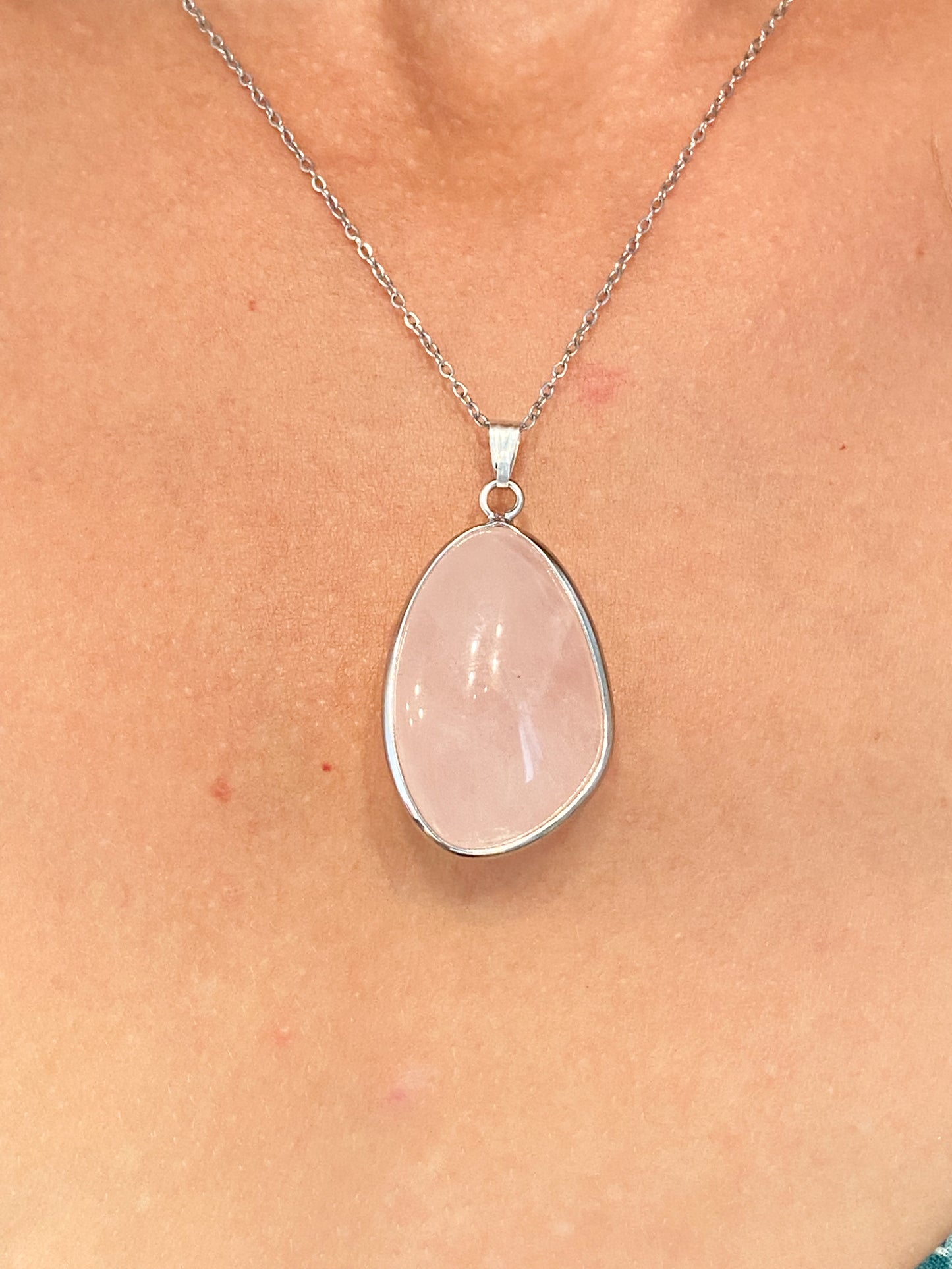 Collier en acier inoxydable avec quartz rose : élégance et résistance pour un bijou intemporel