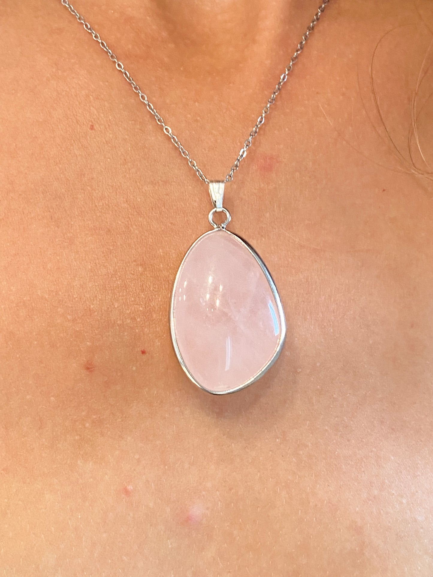Collier en acier inoxydable avec quartz rose : élégance et résistance pour un bijou intemporel