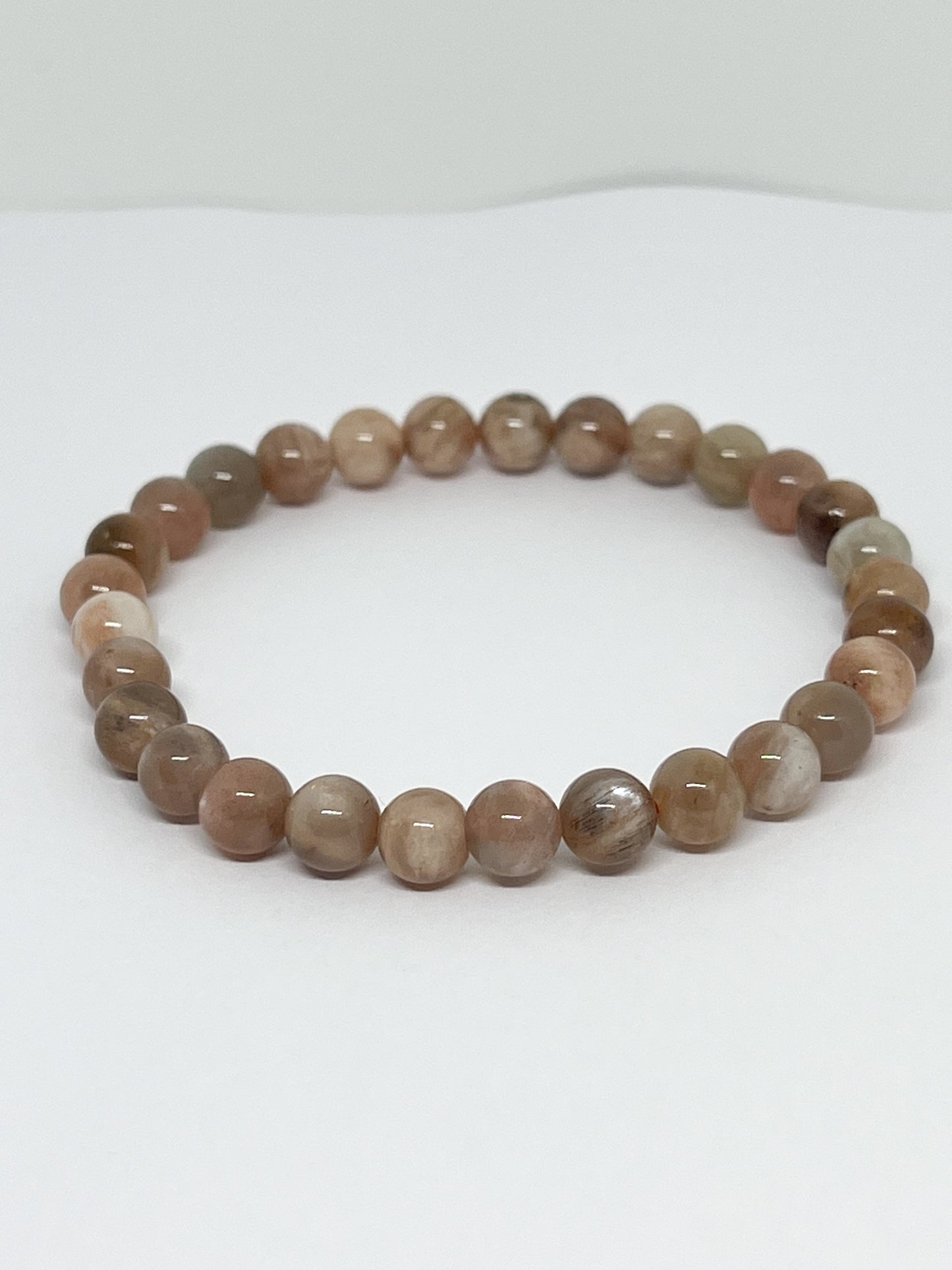 Bracelet en Pierre de Lune Multicolore 6mm : Apaisement et Beauté