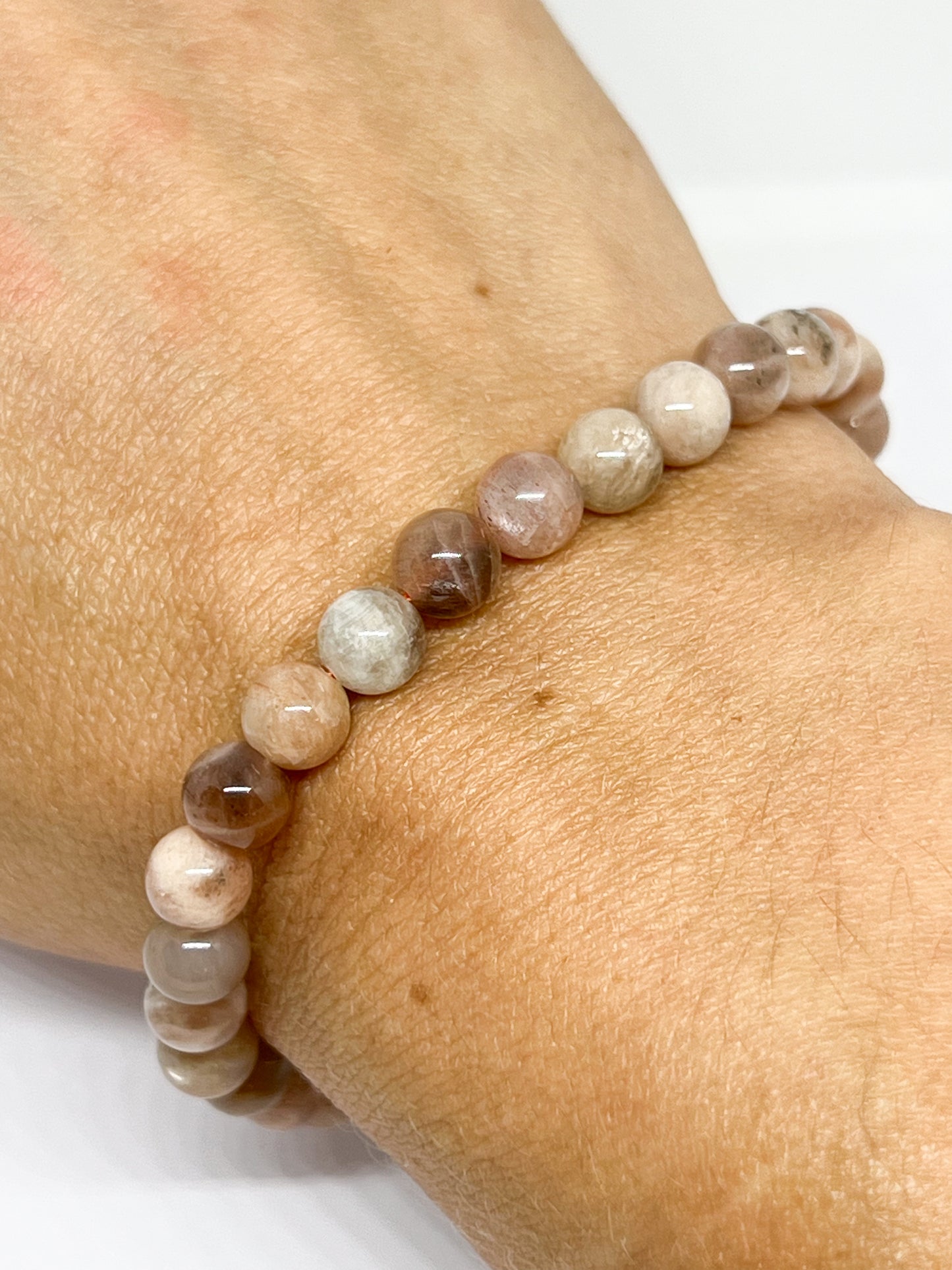 Bracelet en Pierre de Lune Multicolore 6mm : Apaisement et Beauté