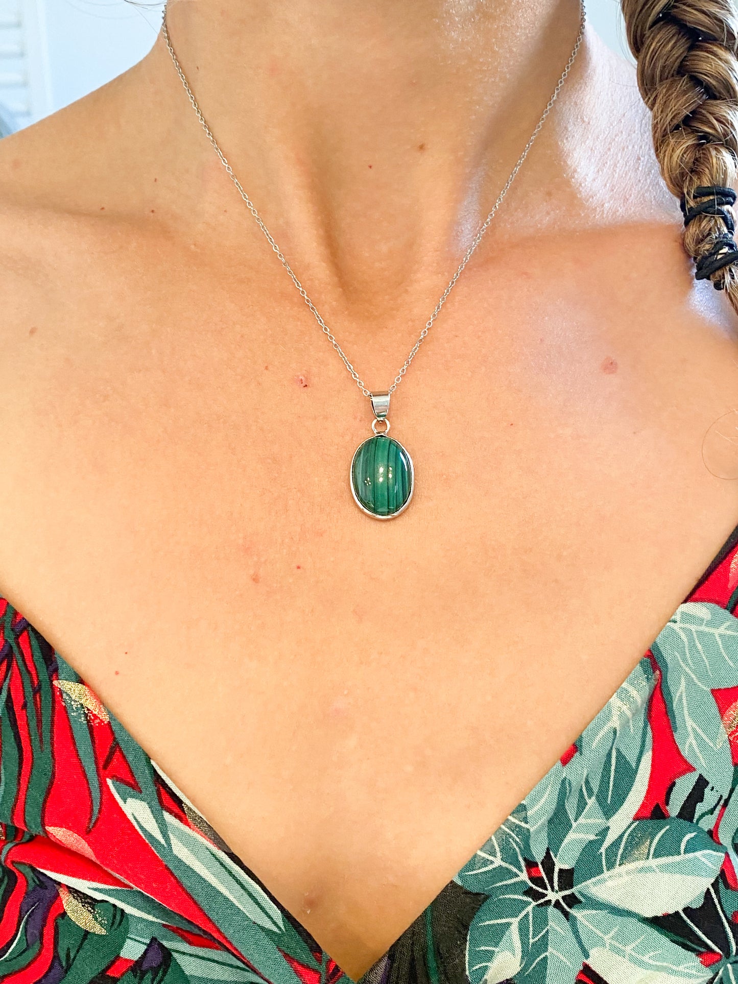 Collier en Malachite et Acier Inoxydable : Éclat Naturel et Résistance Moderne