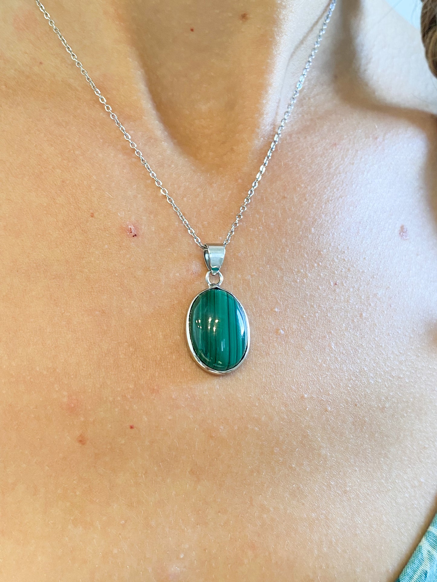 Collier en Malachite et Acier Inoxydable : Éclat Naturel et Résistance Moderne