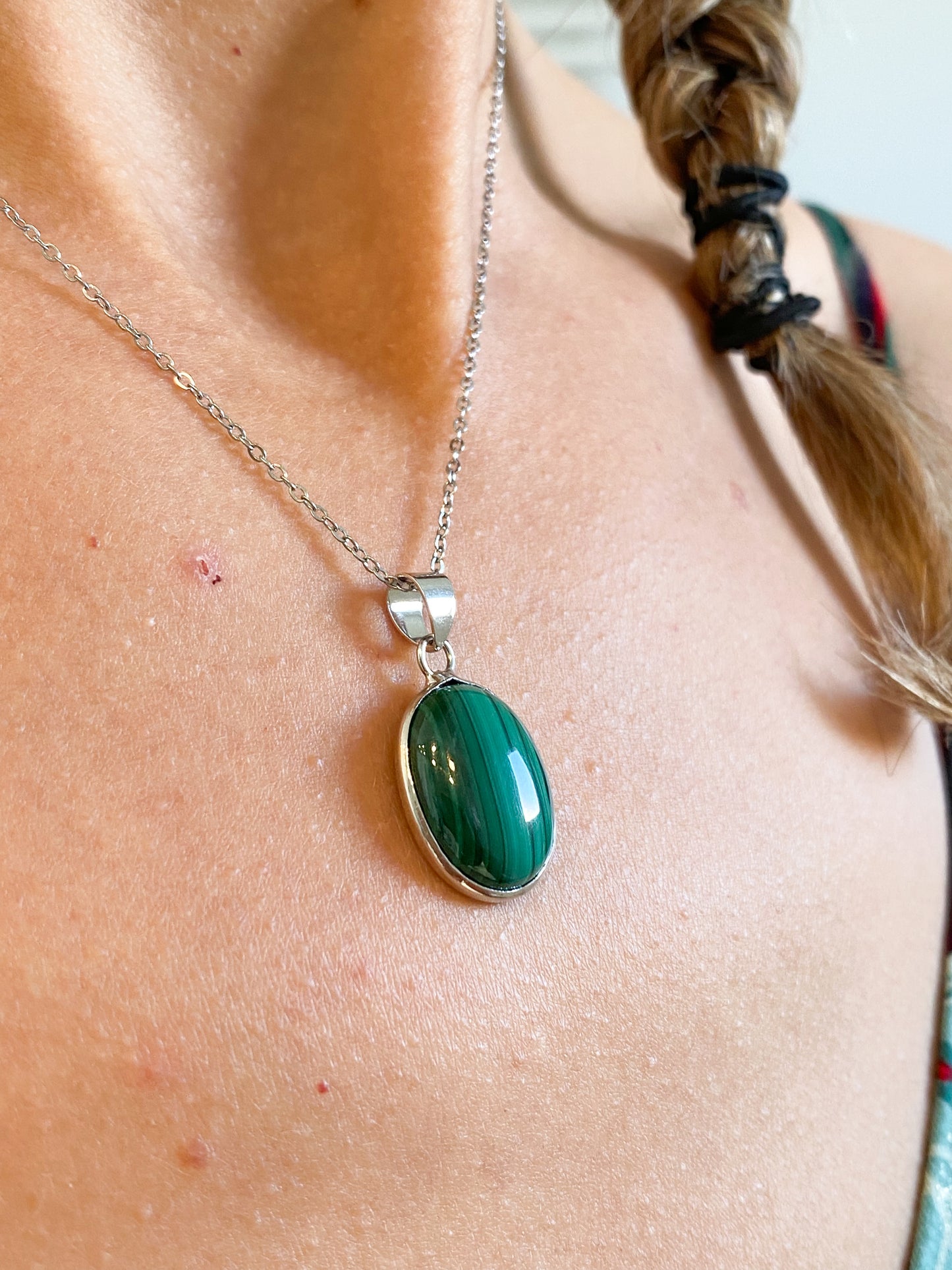 Collier en Malachite et Acier Inoxydable : Éclat Naturel et Résistance Moderne