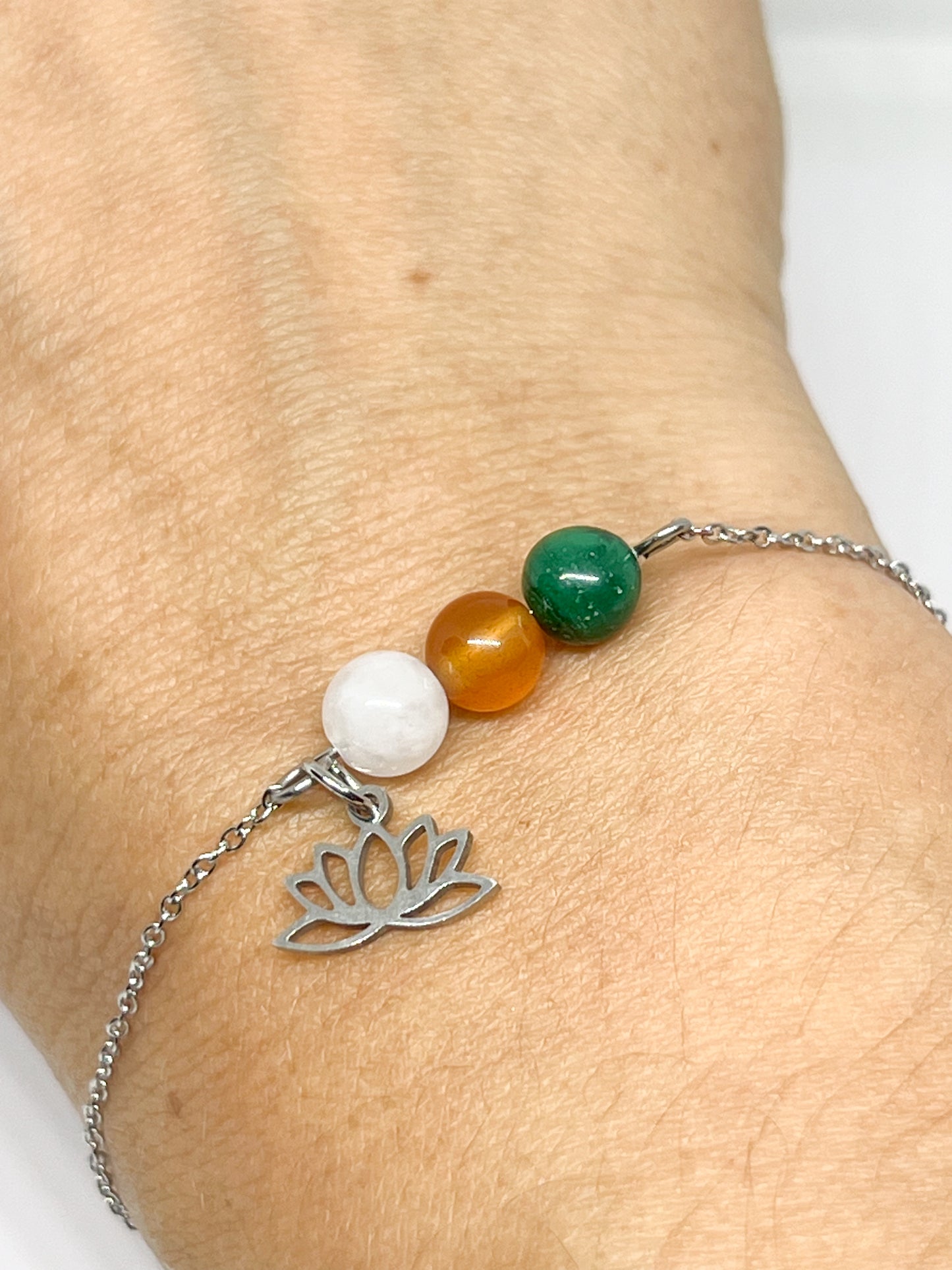 Bracelet en pierres naturelles : un soutien naturel contre l'endométriose