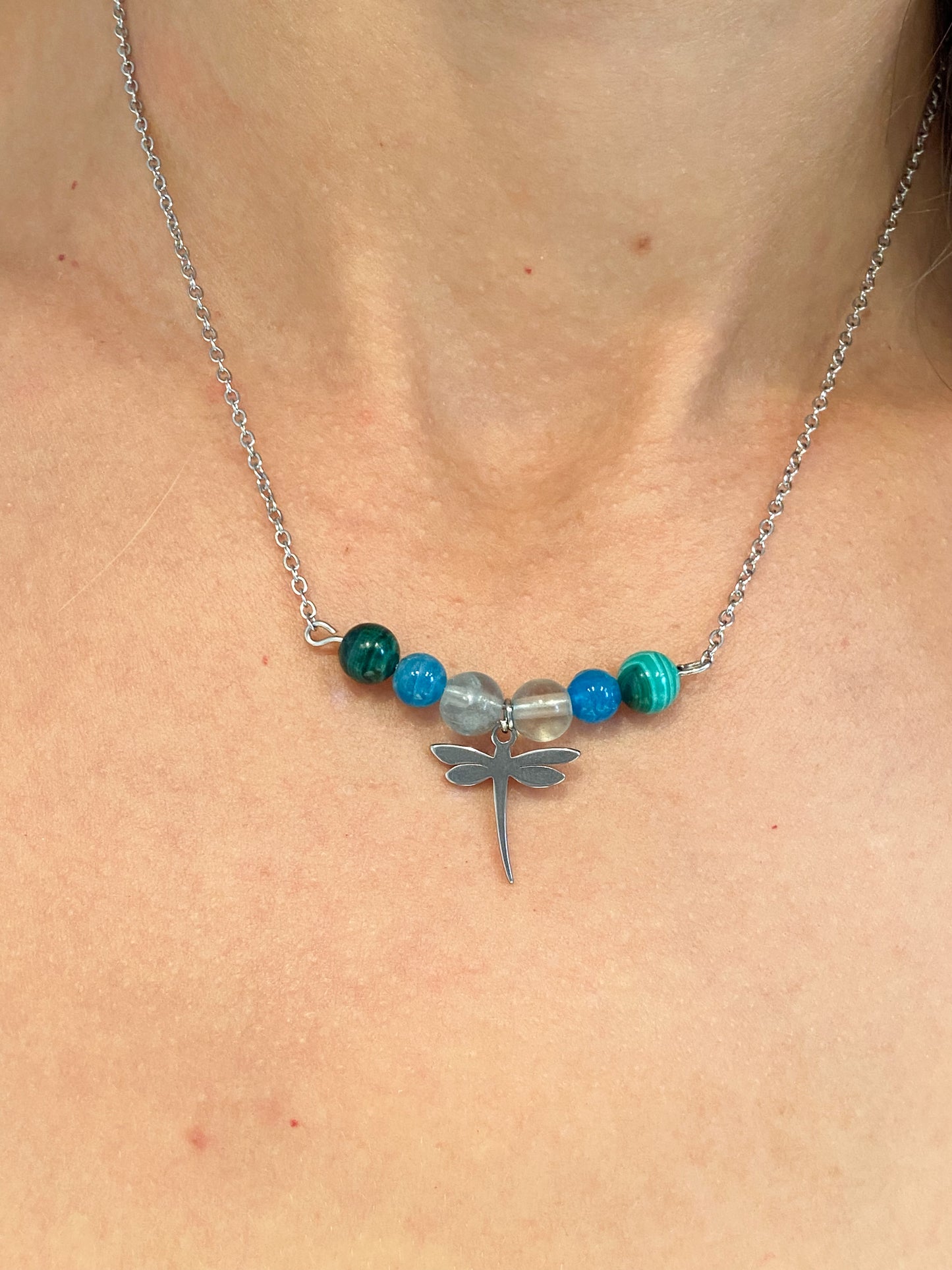 Bijou Unique : Collier en Acier Inoxydable orné d'Apatite, Malachite, Fluorite et Libellule