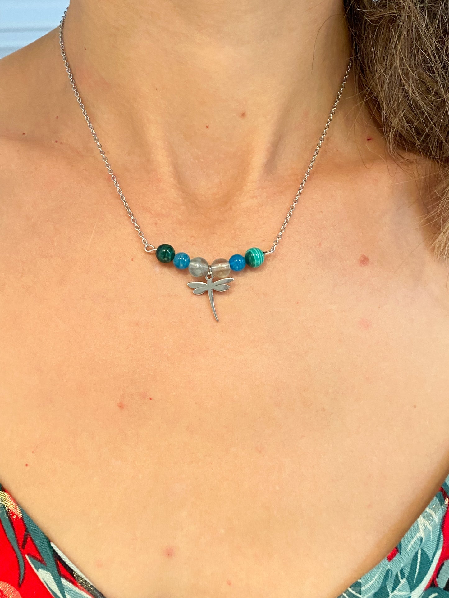 Bijou Unique : Collier en Acier Inoxydable orné d'Apatite, Malachite, Fluorite et Libellule