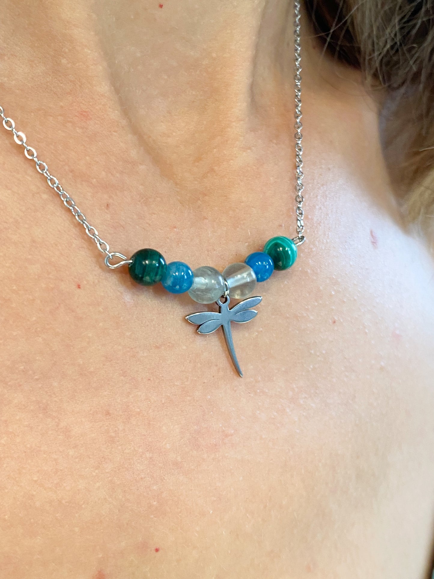 Bijou Unique : Collier en Acier Inoxydable orné d'Apatite, Malachite, Fluorite et Libellule