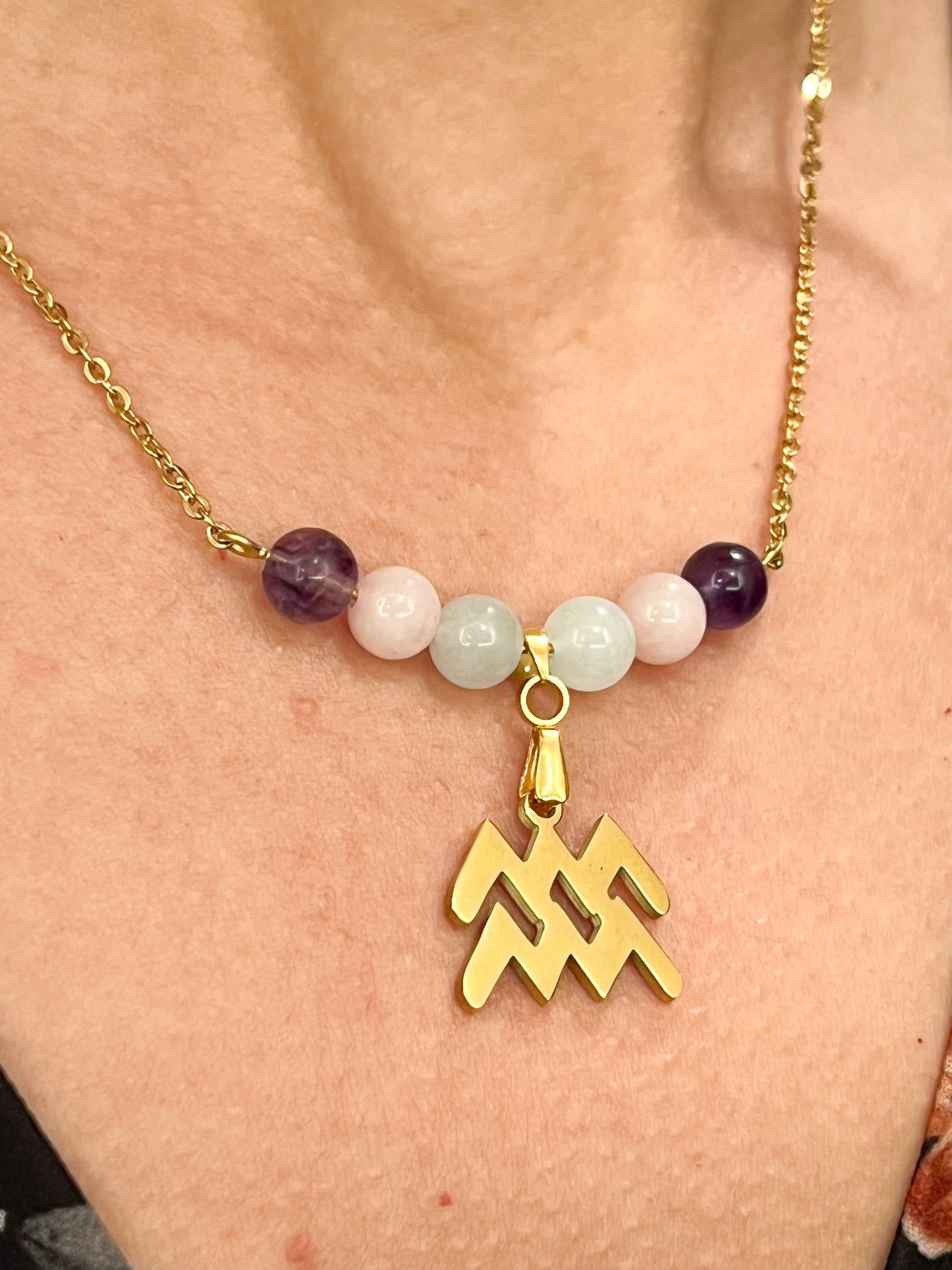 Collier Zodiaque Verseau en Acier Doré avec Pierres Naturelles Authentiques