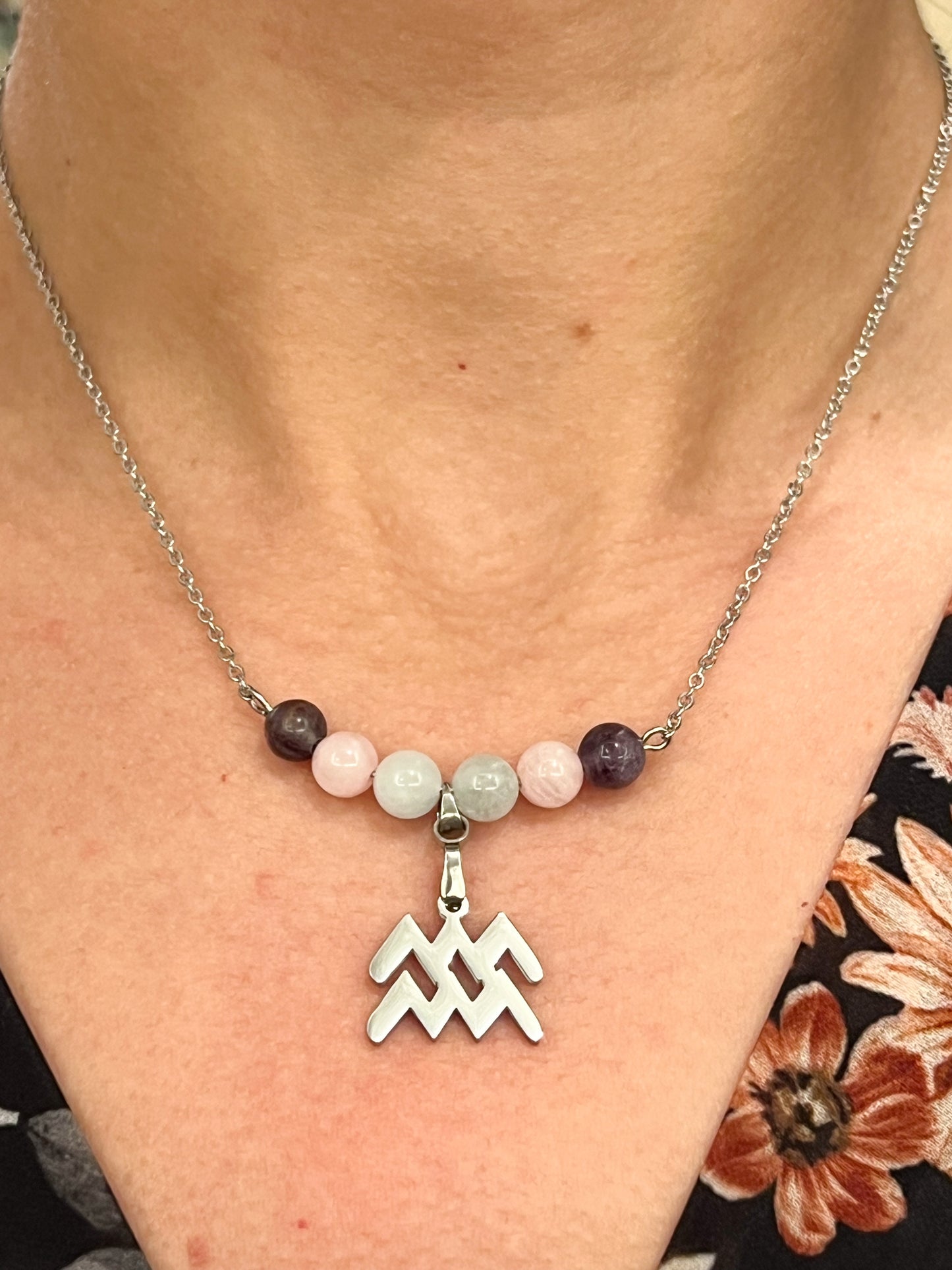Collier Verseau en Acier Inoxydable Argenté avec Pierres Naturelles : Élégance Astrologique