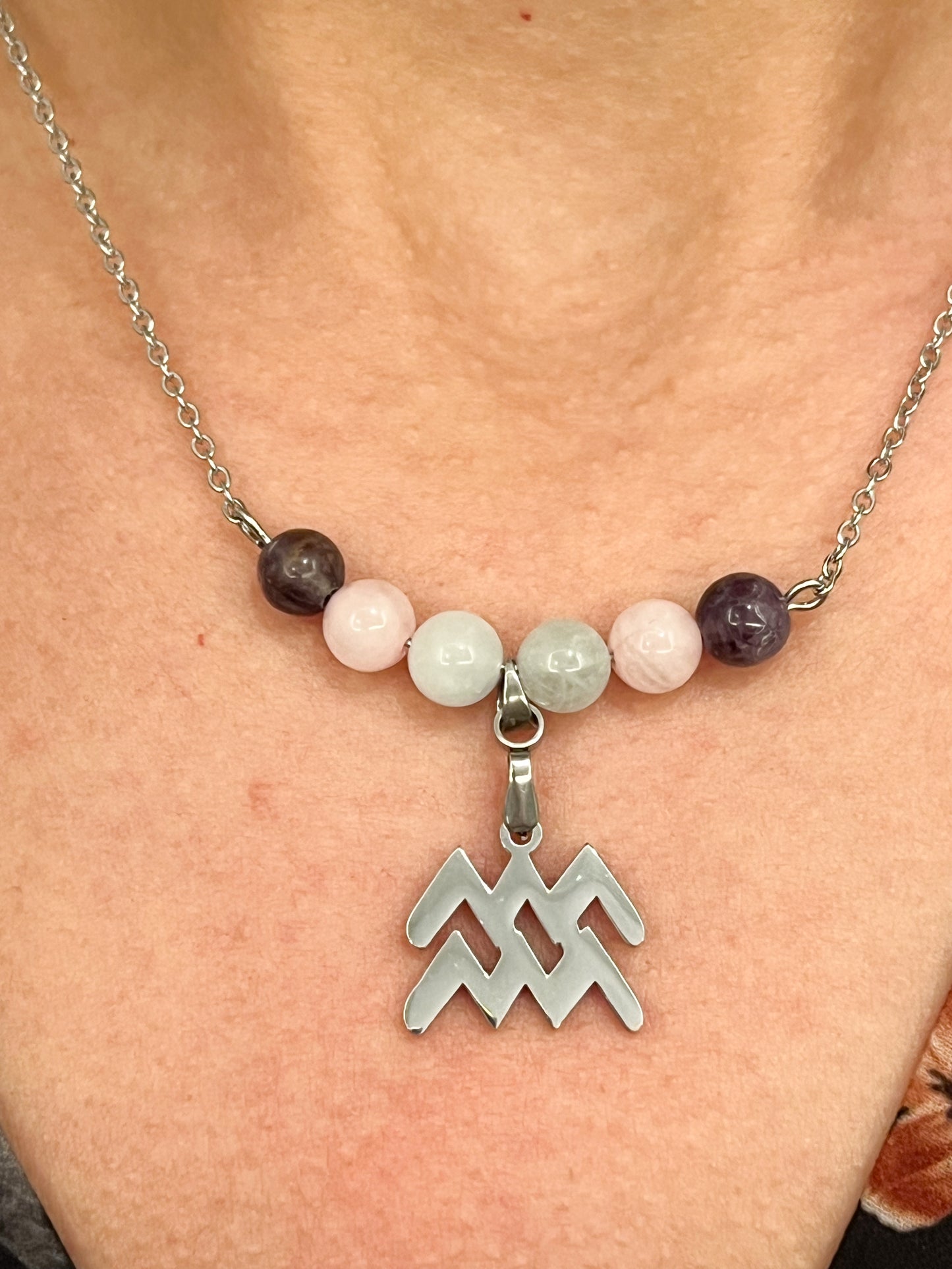 Collier Verseau en Acier Inoxydable Argenté avec Pierres Naturelles : Élégance Astrologique