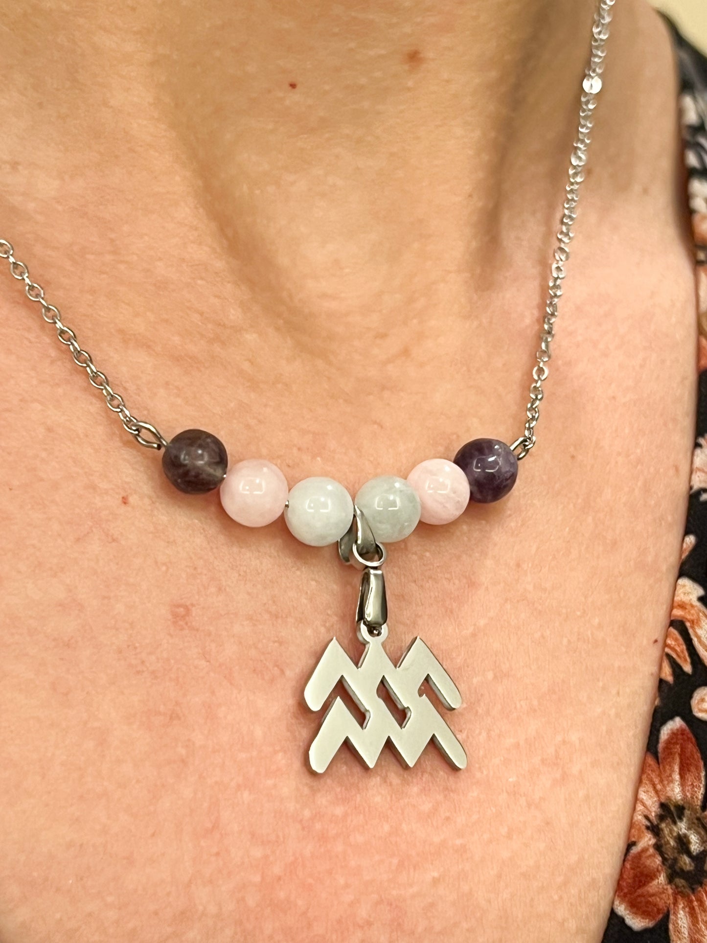 Collier Verseau en Acier Inoxydable Argenté avec Pierres Naturelles : Élégance Astrologique