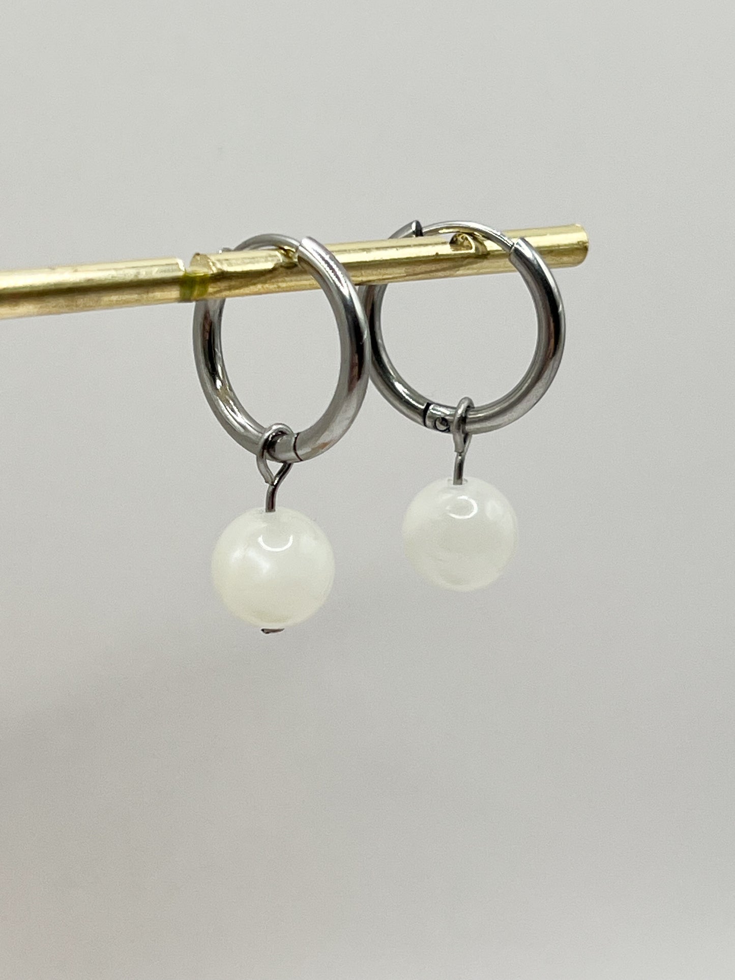 Mini Créoles en Acier Inoxydable Argenté et Pierre de Lune - Charme et Éclat
