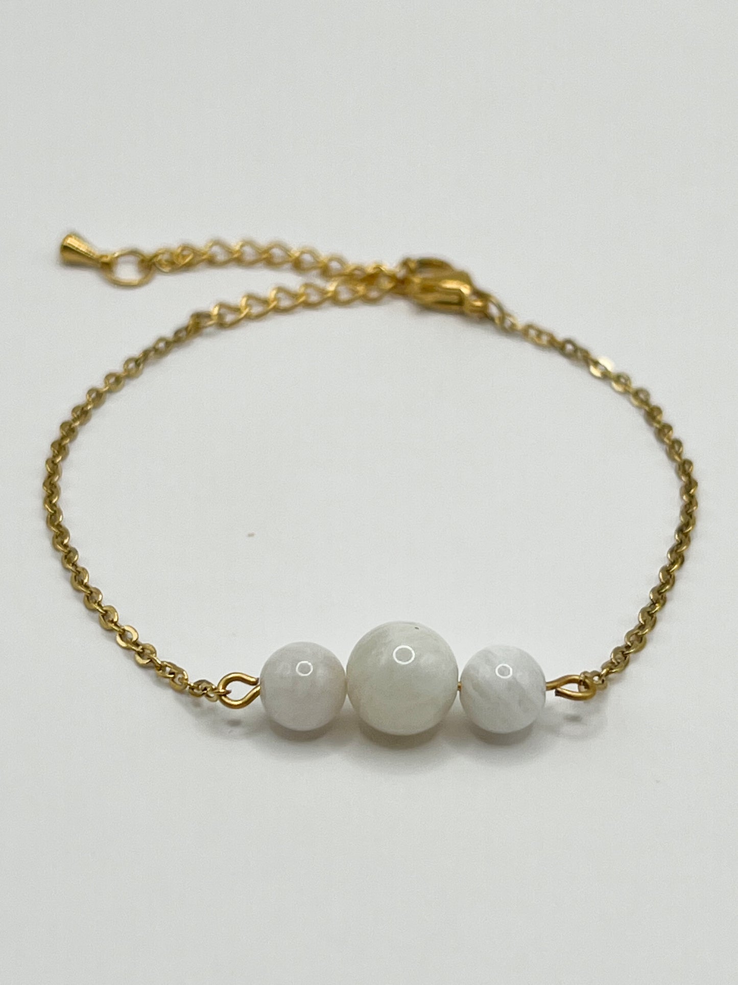 Bracelet Pierre de Lune & Acier Doré – Élégance et Énergie Féminine