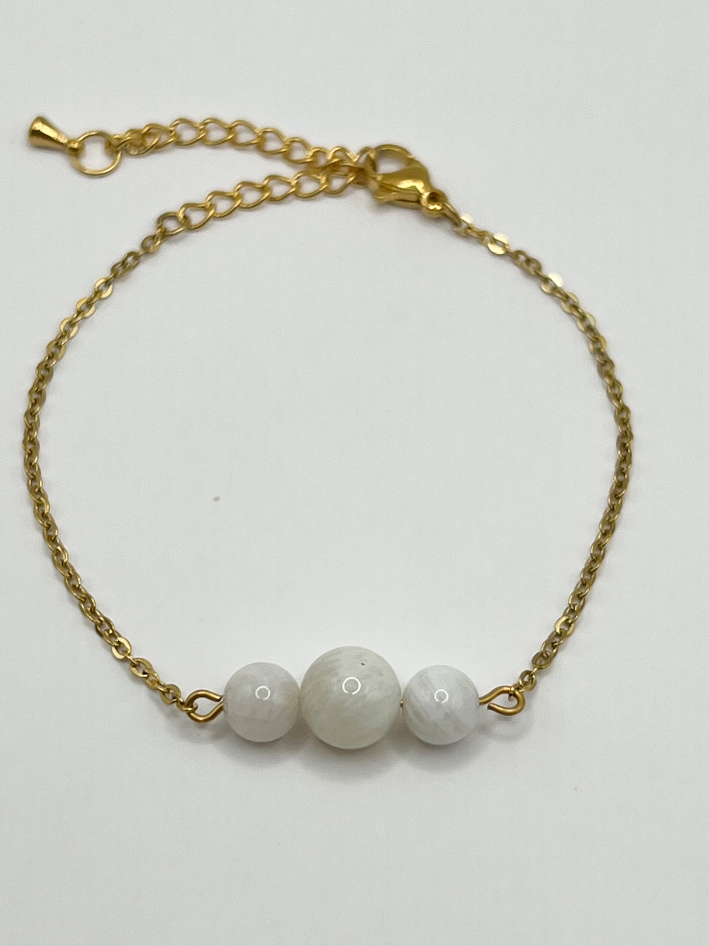 Bracelet Pierre de Lune & Acier Doré – Élégance et Énergie Féminine