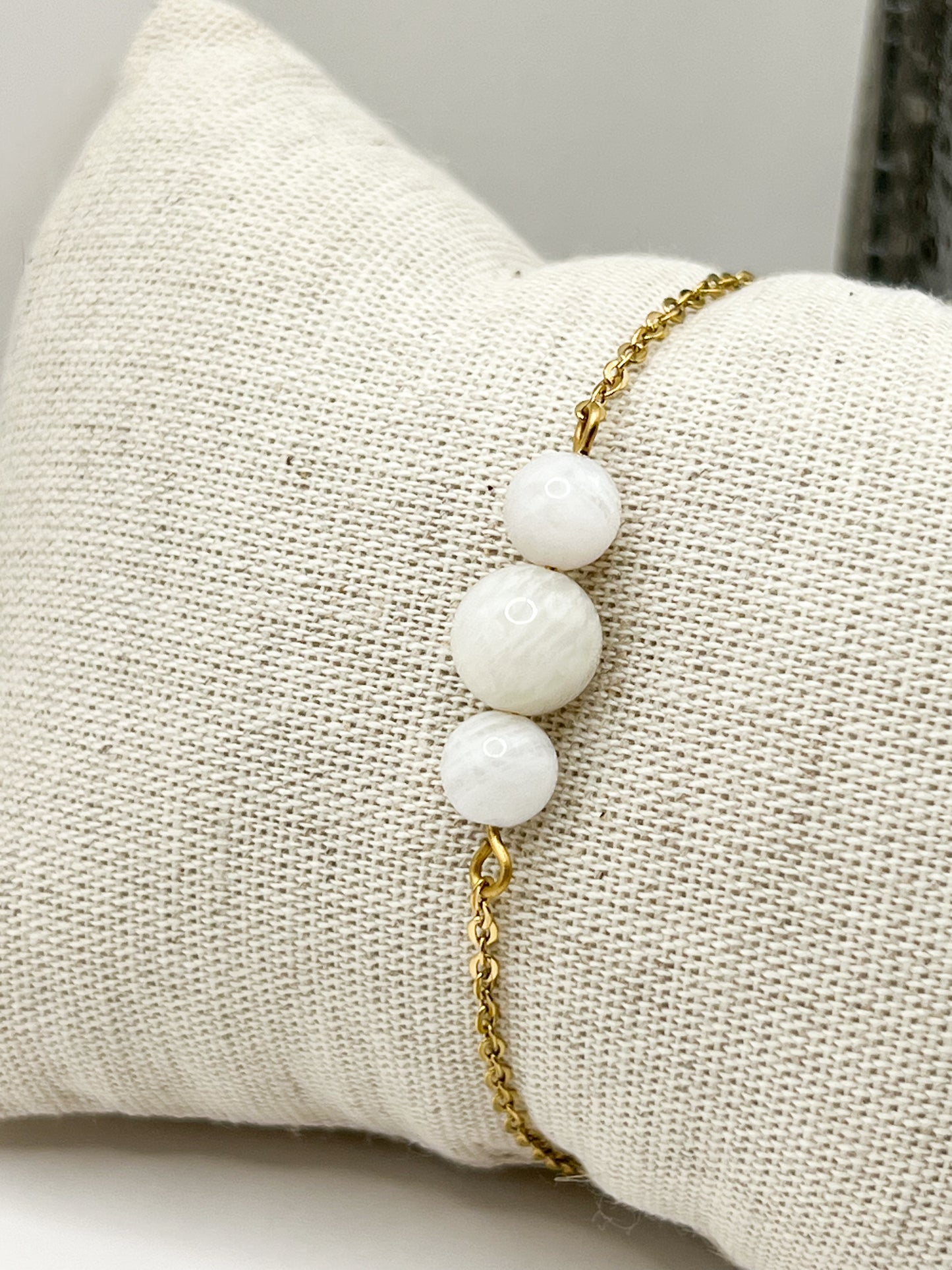 Bracelet Pierre de Lune & Acier Doré – Élégance et Énergie Féminine