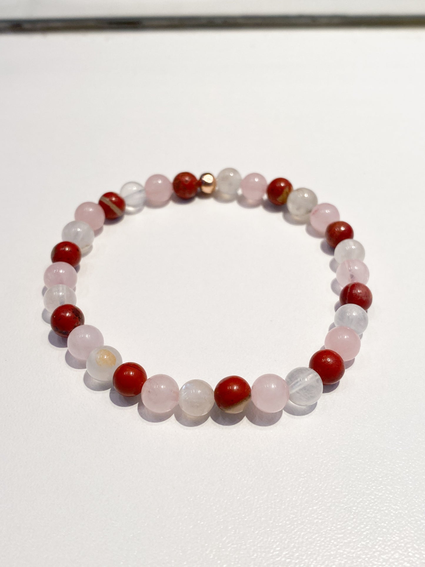 Harmonie maternelle : Bracelet grossesse Pierre de Lune, Quartz rose et Jaspe rouge 6mm