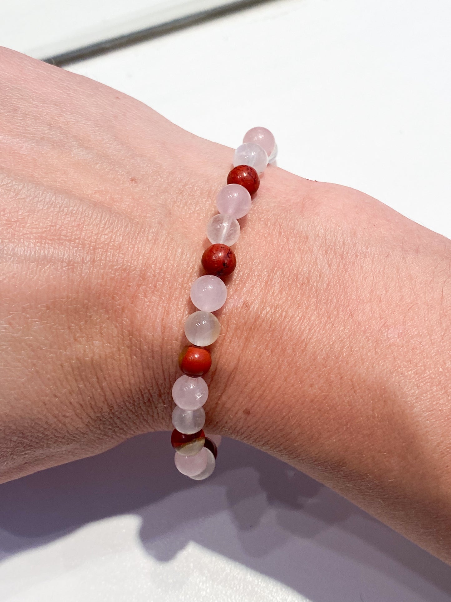 Harmonie maternelle : Bracelet grossesse Pierre de Lune, Quartz rose et Jaspe rouge 6mm