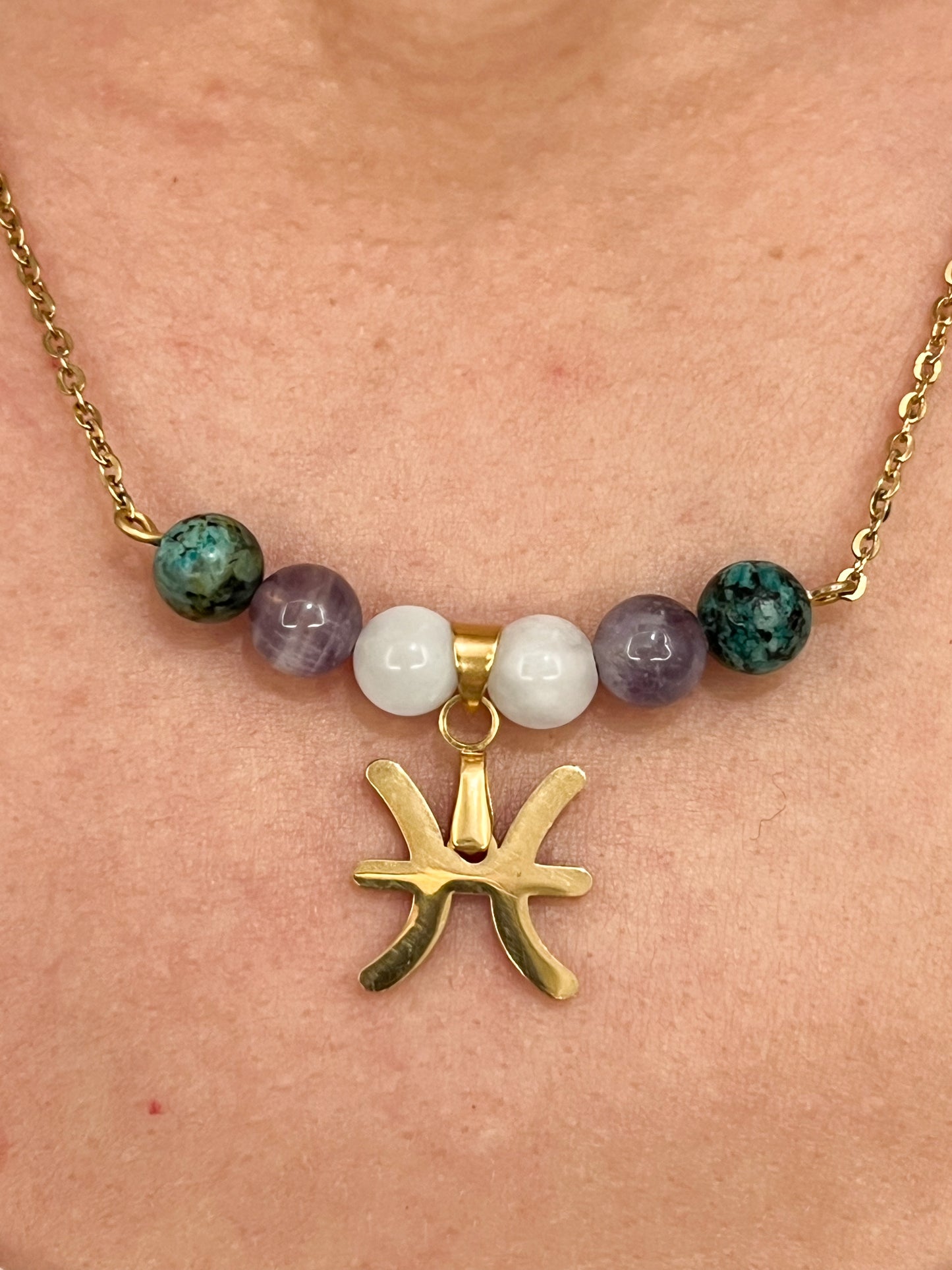 Collier Poisson en Acier Inoxydable Doré – Harmonie et Bienfaits des Pierres