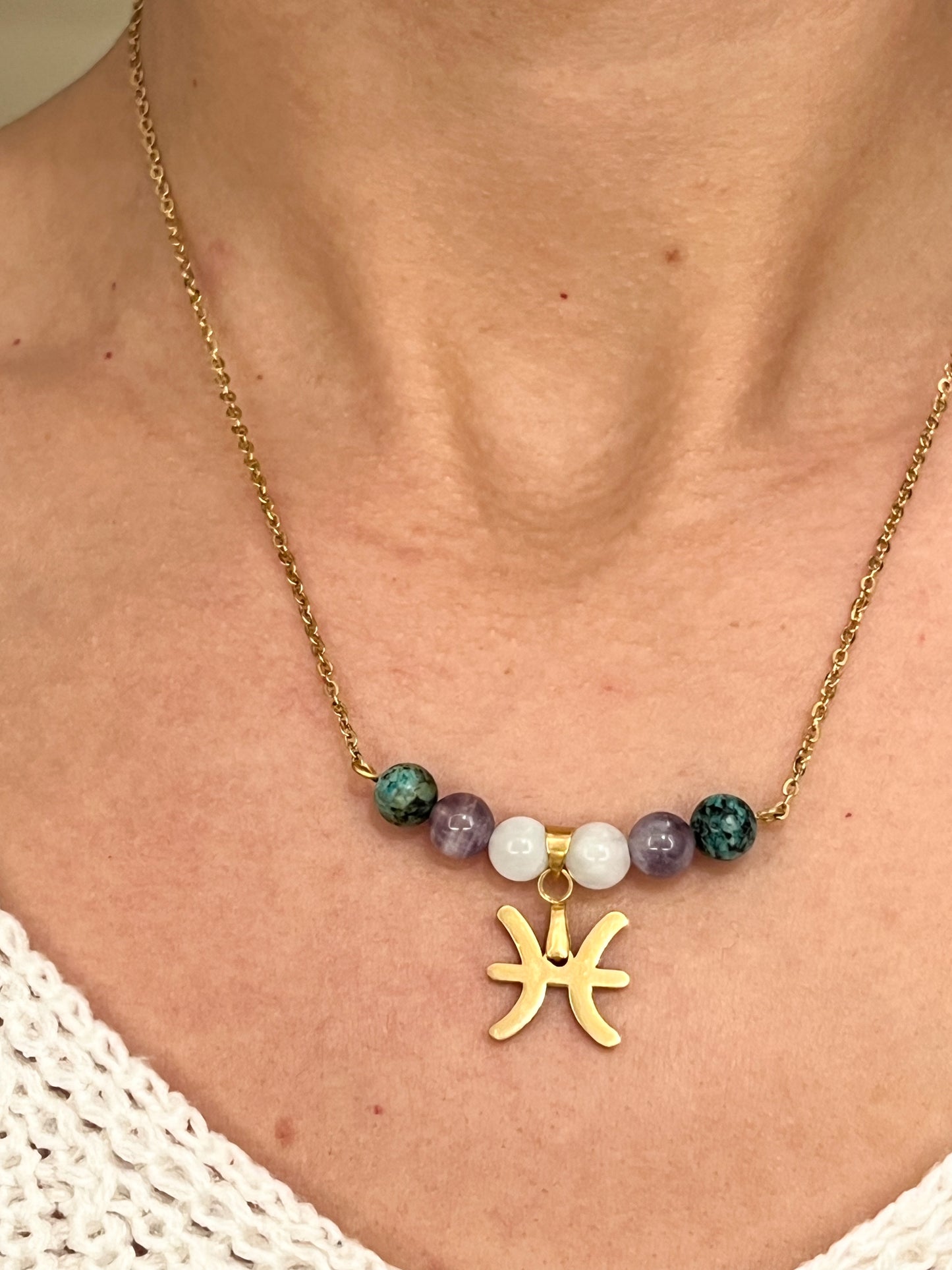Collier Poisson en Acier Inoxydable Doré – Harmonie et Bienfaits des Pierres