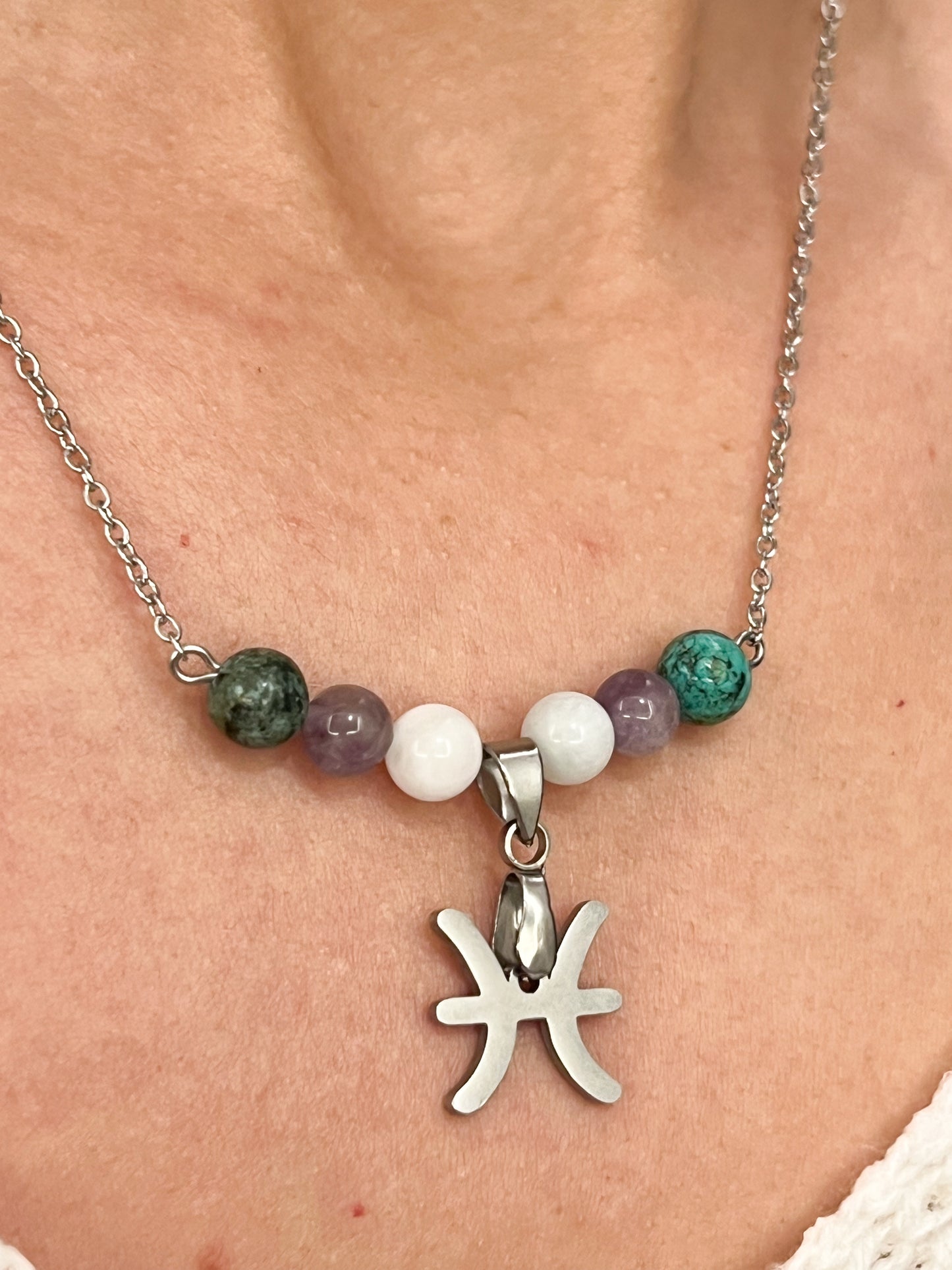 Collier Poisson en Aigue-Marine, Améthyste & Turquoise – Harmonie et Élégance
