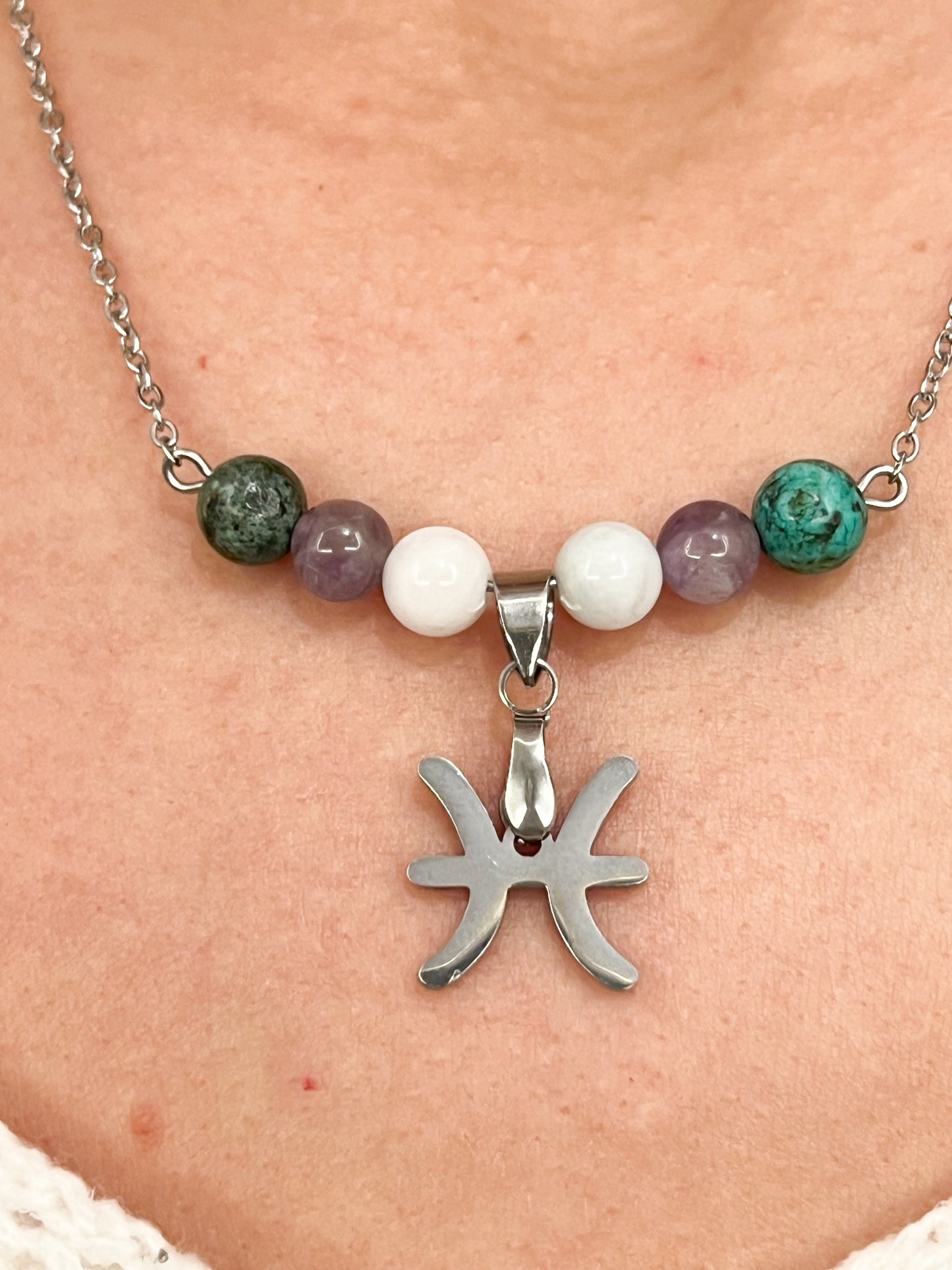 Collier Poisson en Aigue-Marine, Améthyste & Turquoise – Harmonie et Élégance