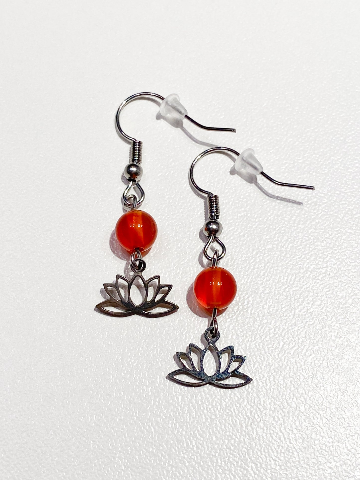 Boucles d'Oreilles en Acier Inoxydable : Élégance Florale avec Fleur de Lotus et Éclat de Cornaline