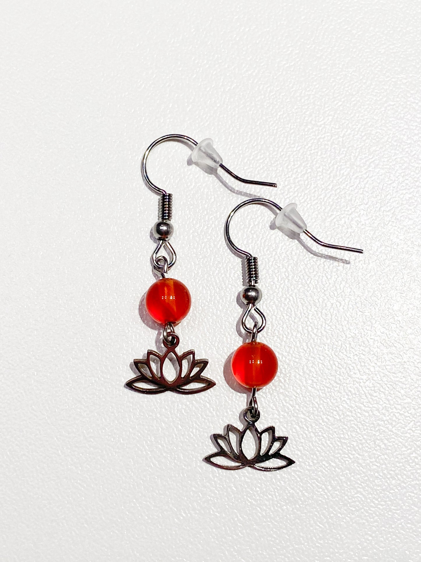 Boucles d'Oreilles en Acier Inoxydable : Élégance Florale avec Fleur de Lotus et Éclat de Cornaline