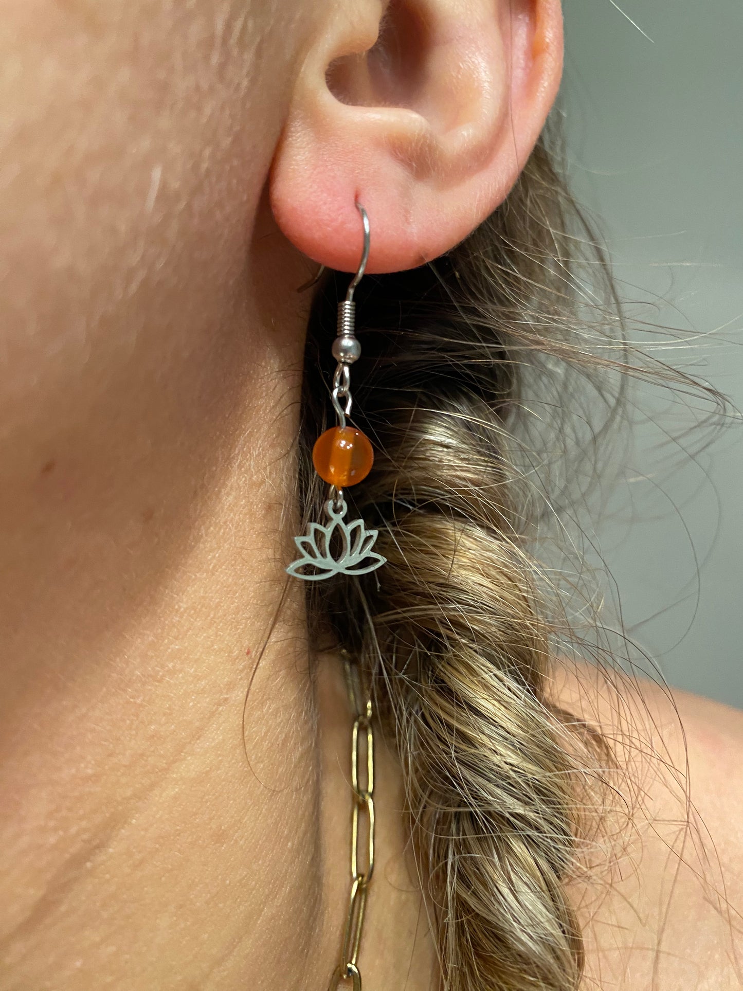 Boucles d'Oreilles en Acier Inoxydable : Élégance Florale avec Fleur de Lotus et Éclat de Cornaline